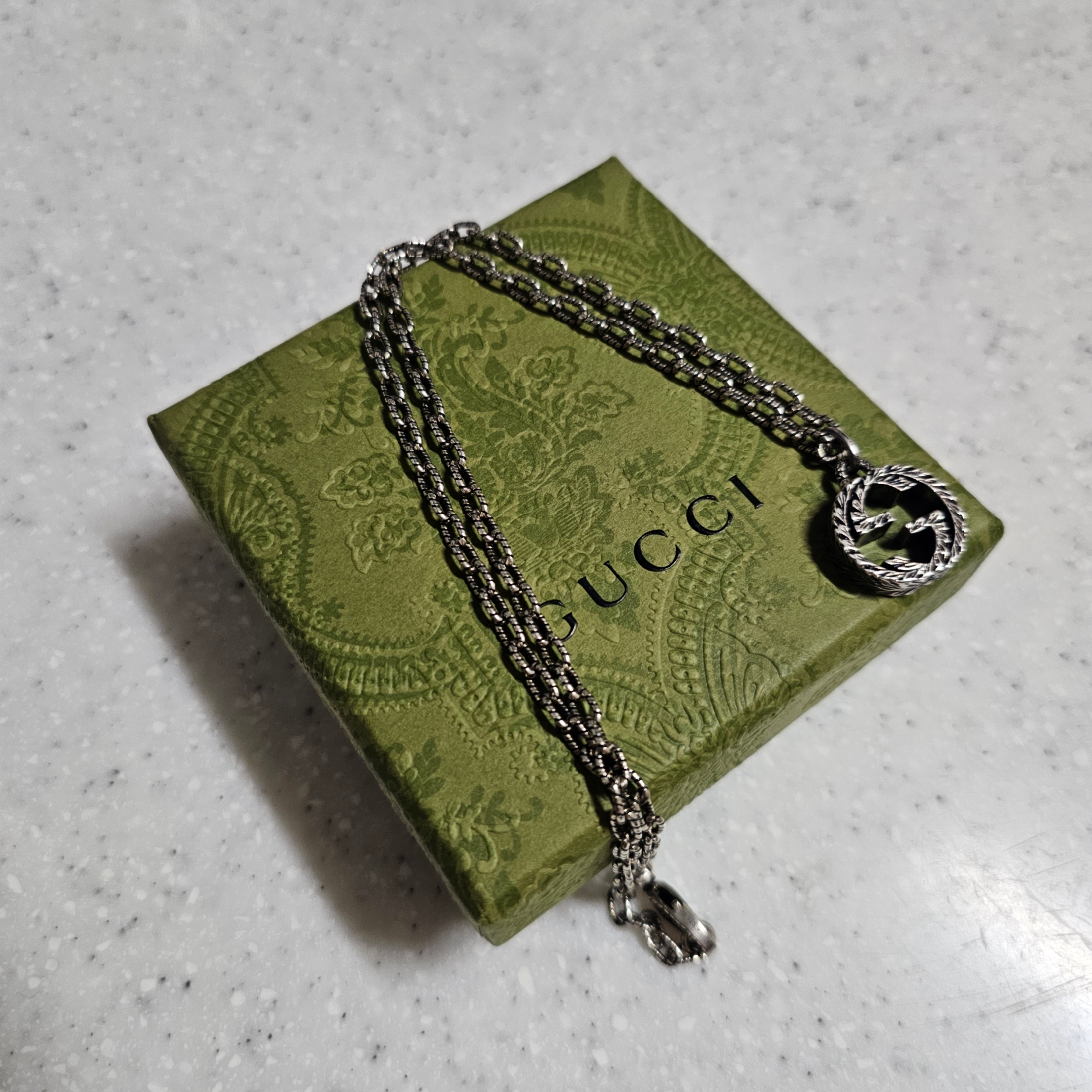 Gucci Interlocking G Pendant Necklace Silver 착용 스타일