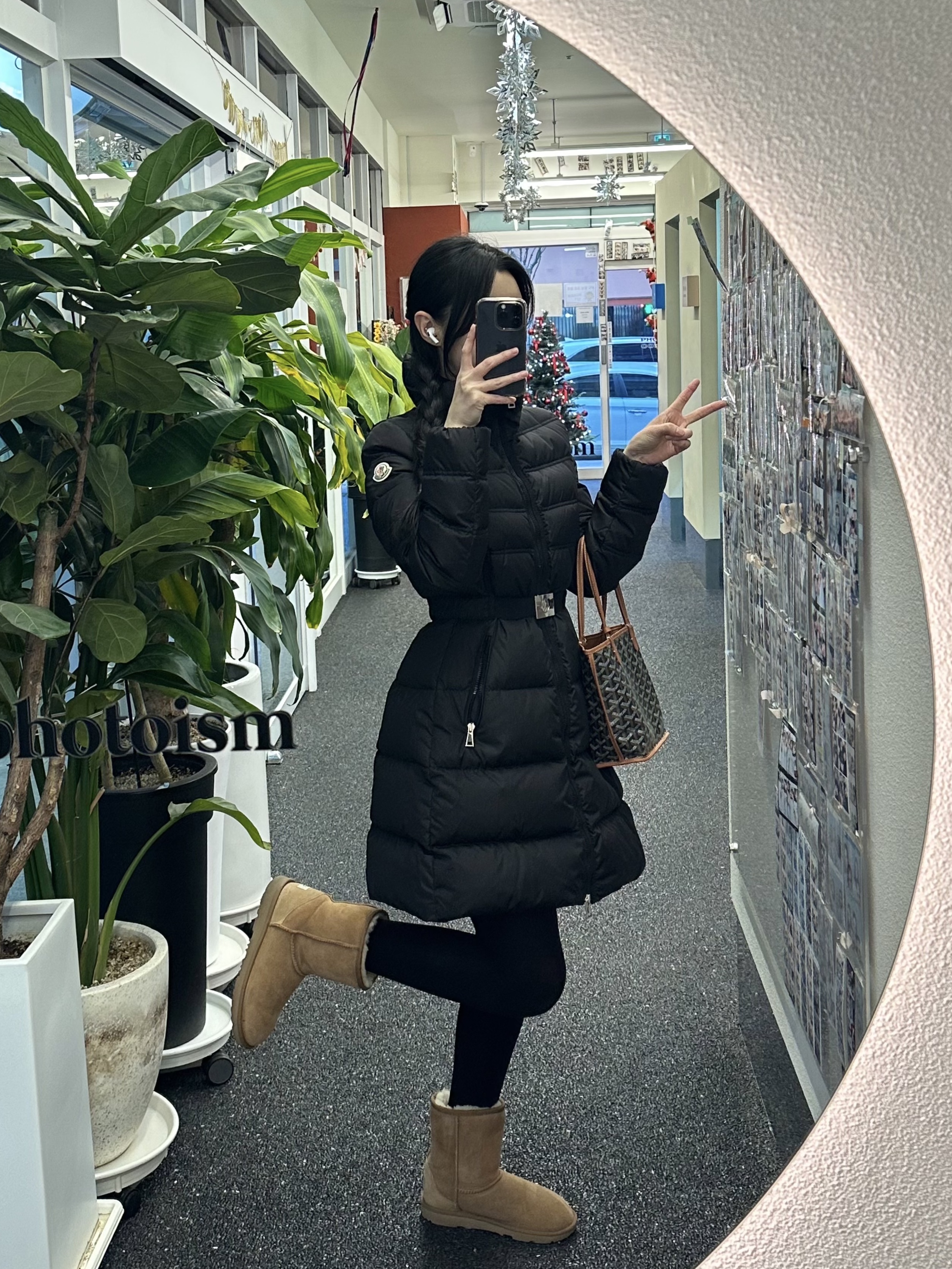 (W) UGG Classic Mini II Boots Chestnut, Goyard Anjou Mini Bag Black Tan 착용 스타일