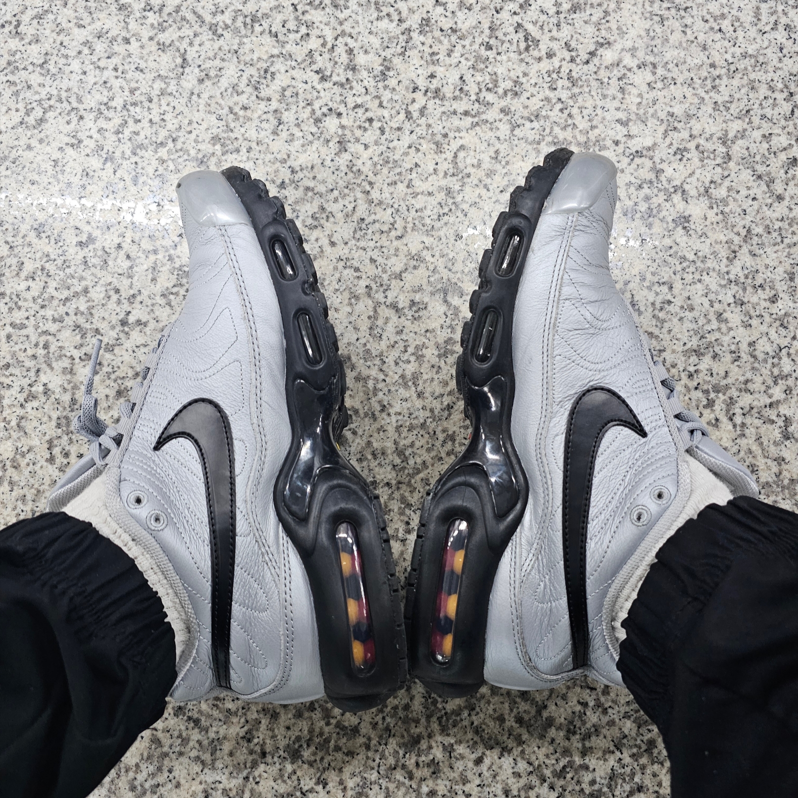 Nike Air Max Plus TNPO Wolf Grey and Black 착용 스타일
