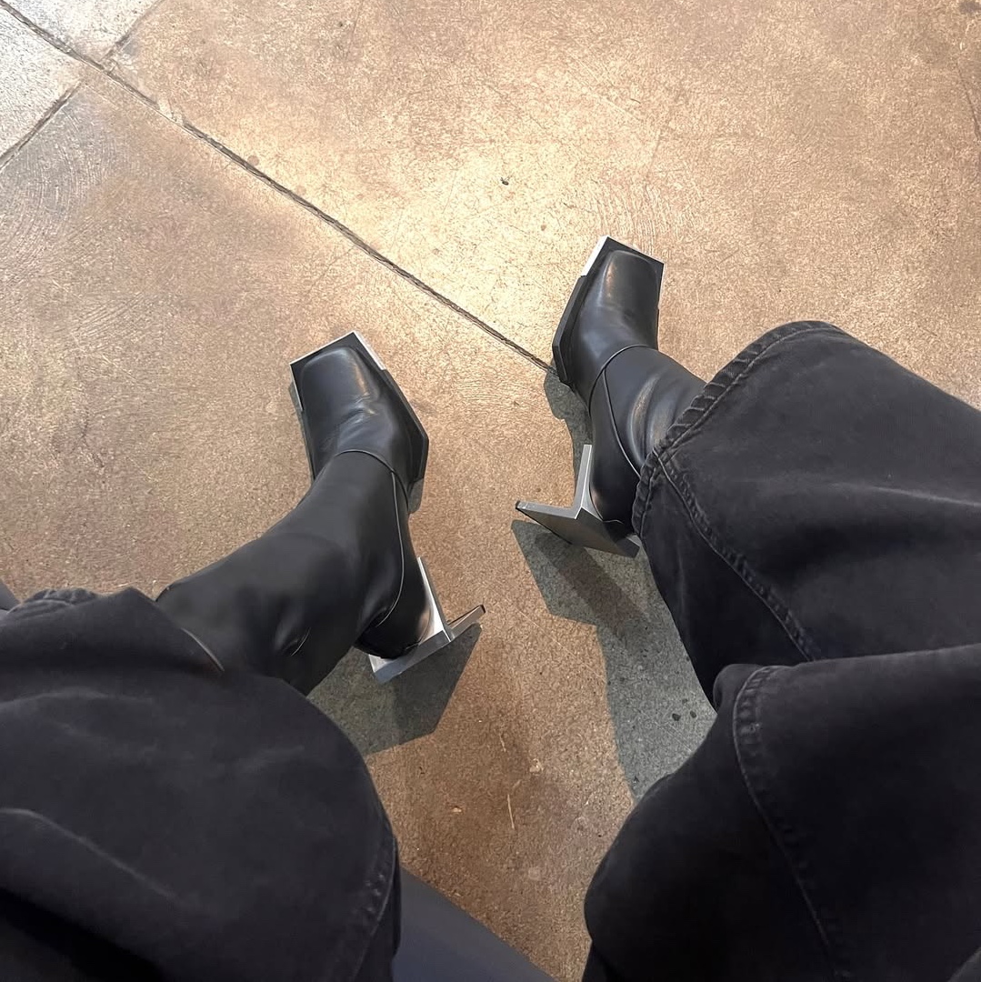 Heliot Emil Women Ankle High Boots Black - 24FW 착용 스타일
