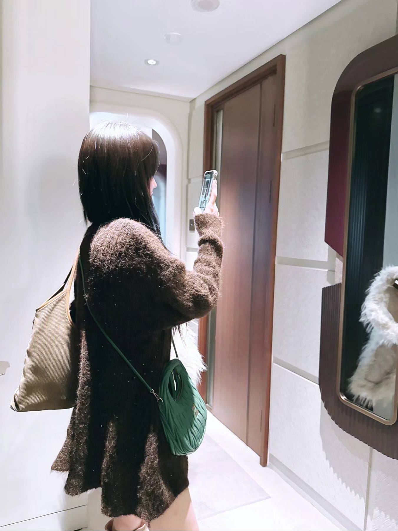 Ganni Wool Beanie Black, Miu Miu Wander Matelasse Nappa Leather Mini Hobo Bag Lagoon Blue 착용 스타일 - 6