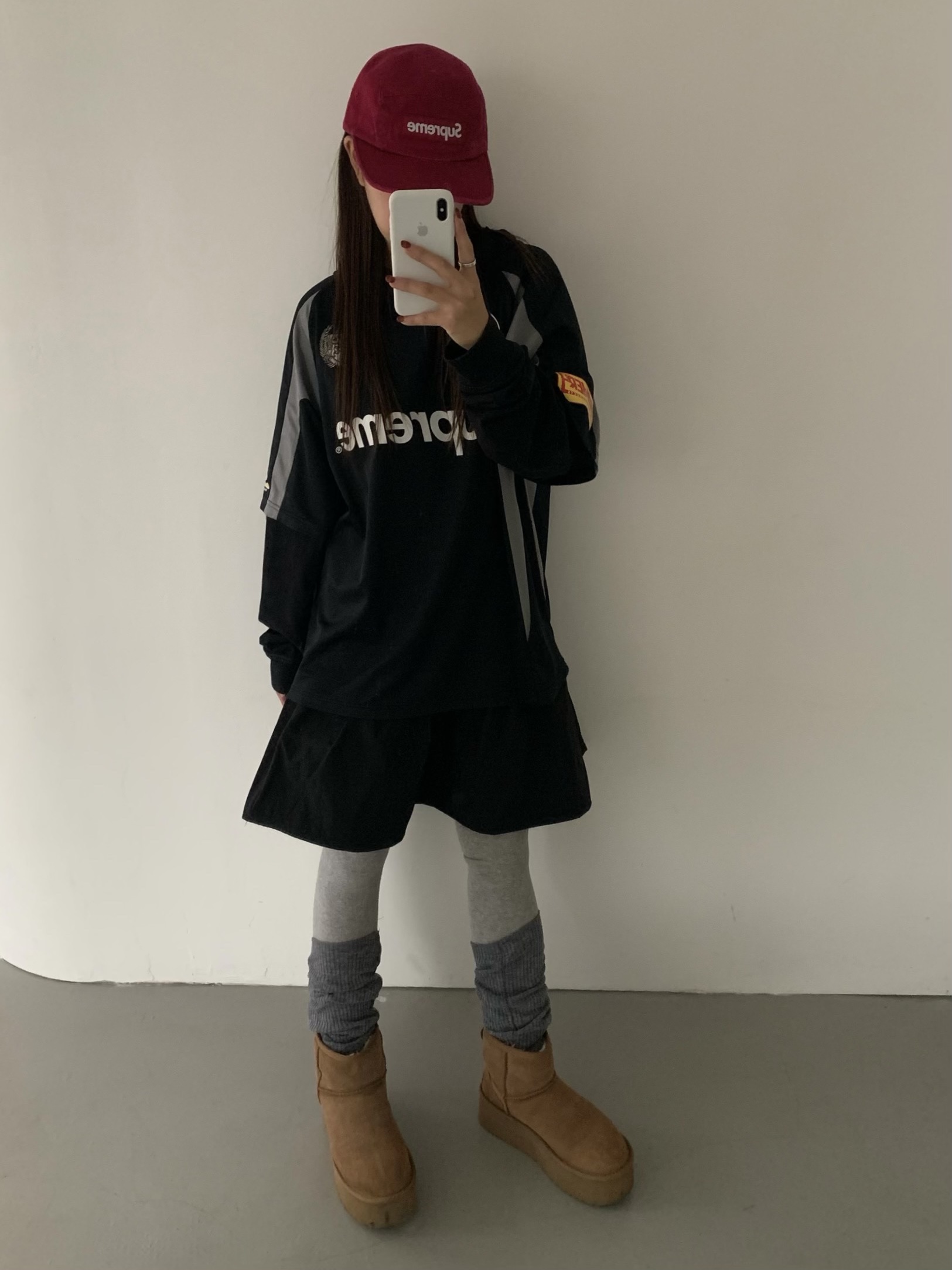 Supreme Hooded Soccer Jersey Black - 23FW, Supreme Washed Chino Twill Camp Cap Cranberry - 24FW 착용 스타일 - 3