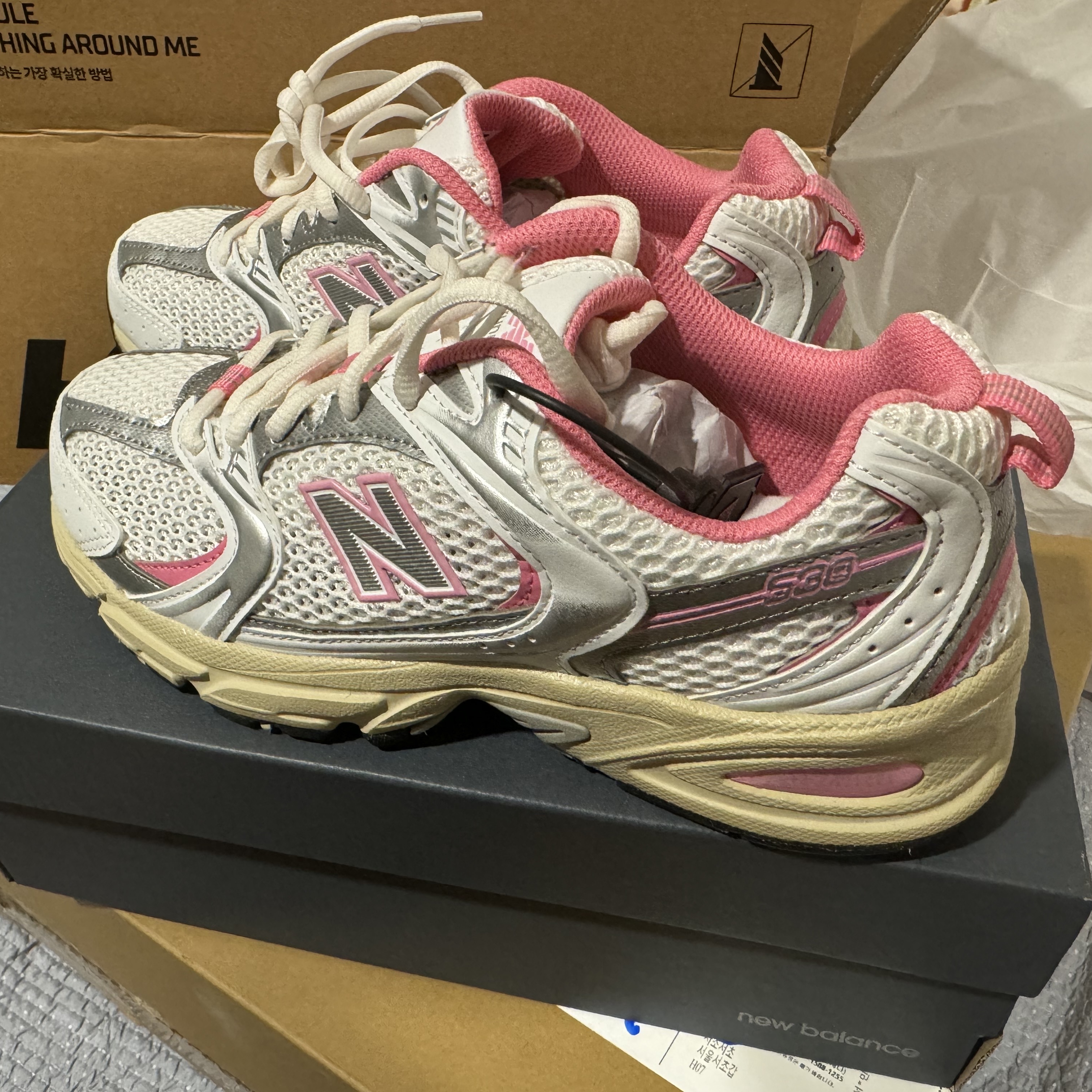 New Balance 530 White Pink 착용 스타일 - 1