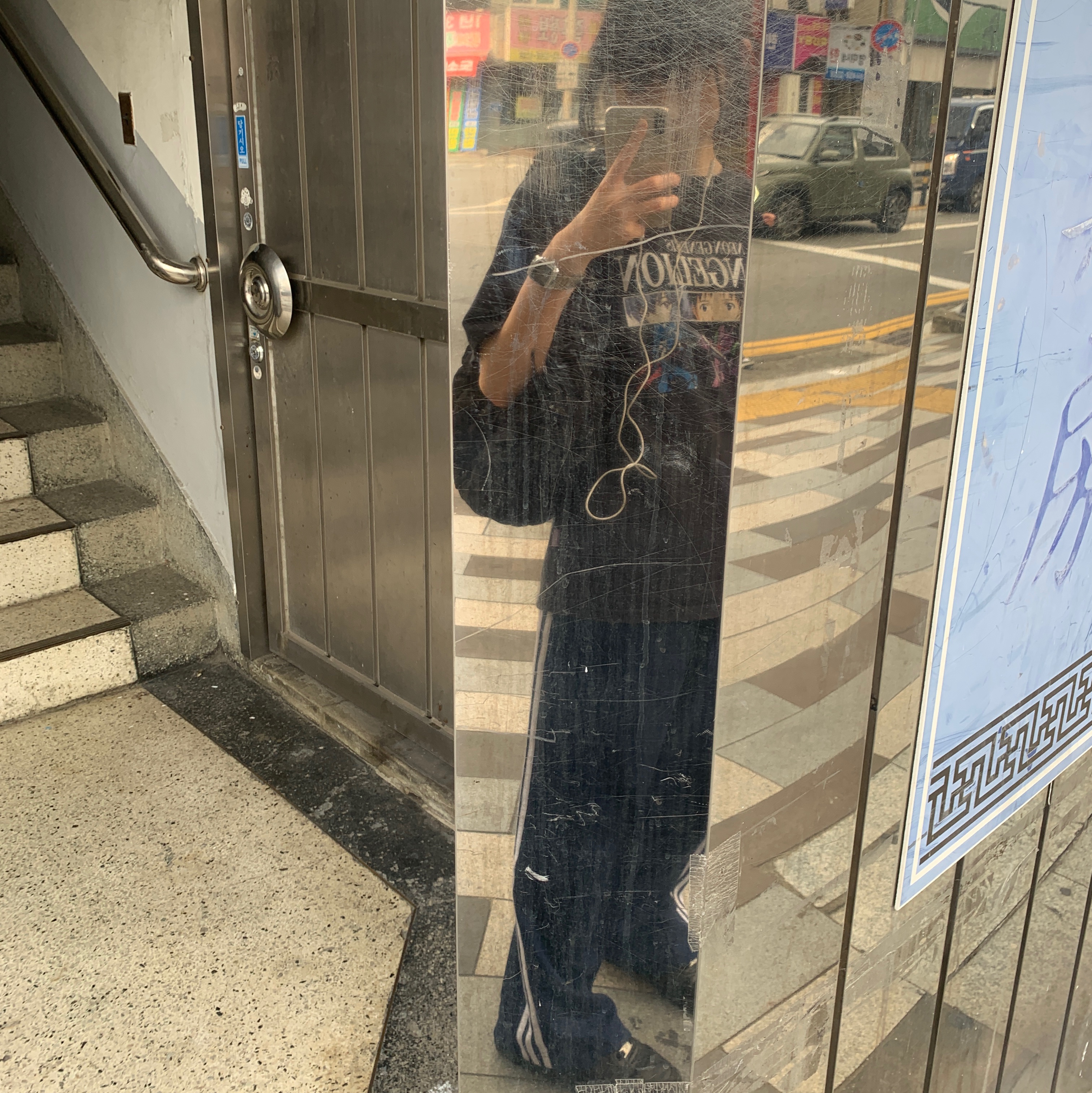 COS Quilted Mini Bag Black, Adidas Adicolor Baggy Fit Firebird Track Pants Night Indigo - KR Sizing 착용 스타일