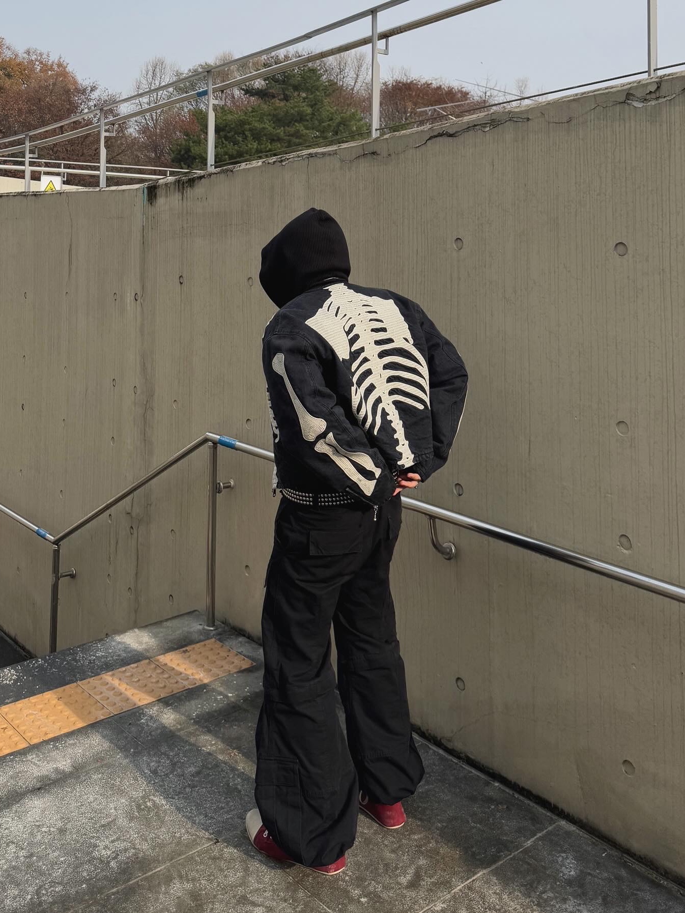 Balenciaga Flared Cargo Pants Black, Balenciaga Paris Ultra Flat High Top Sneakers Red 착용 스타일
