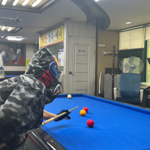 BAPE 1st Camo Shark Full Zip Hoodie Army Green 착용 스타일