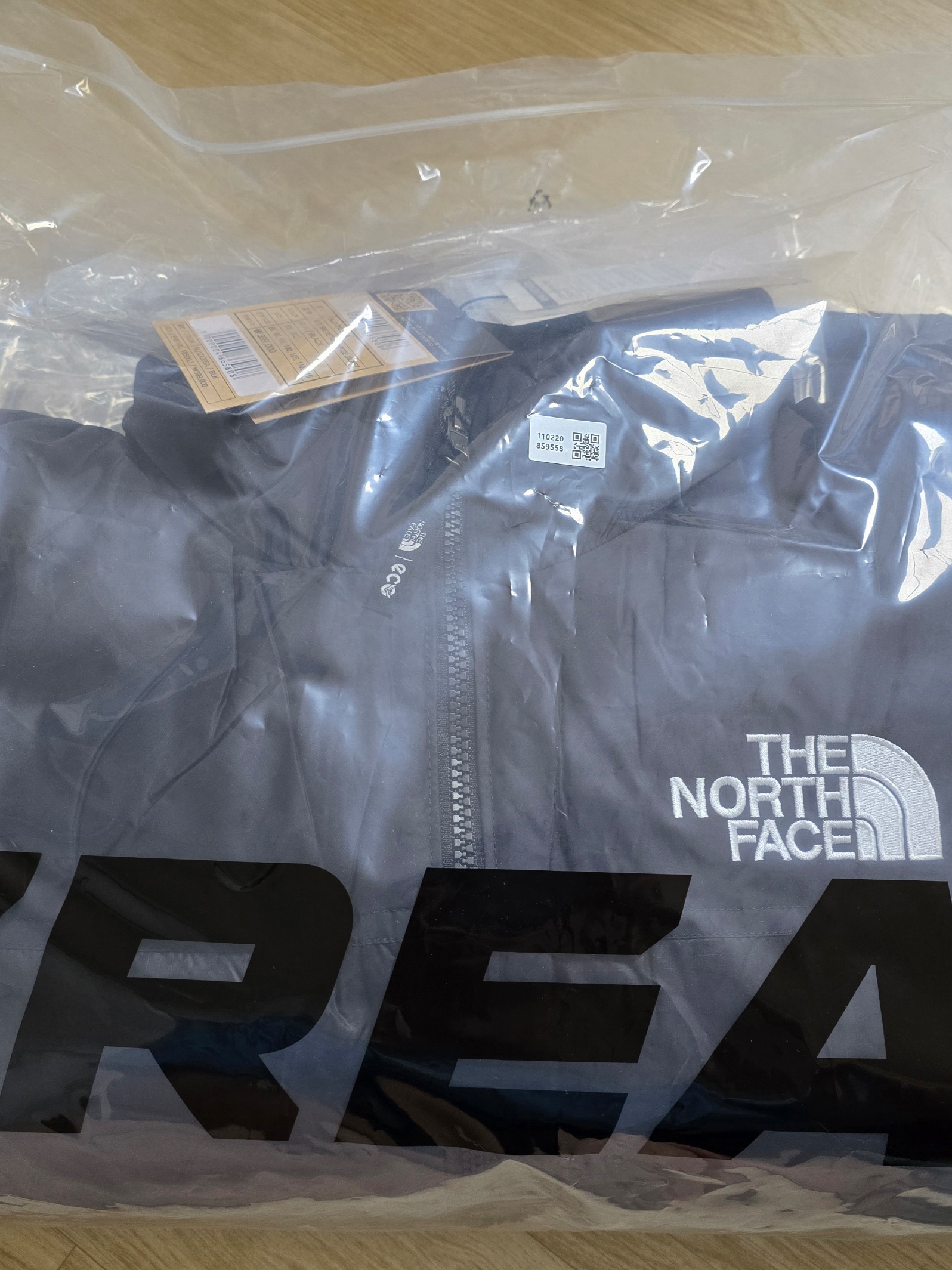 The North Face 1996 Eco Nuptse Jacket Black 착용 스타일 - 3