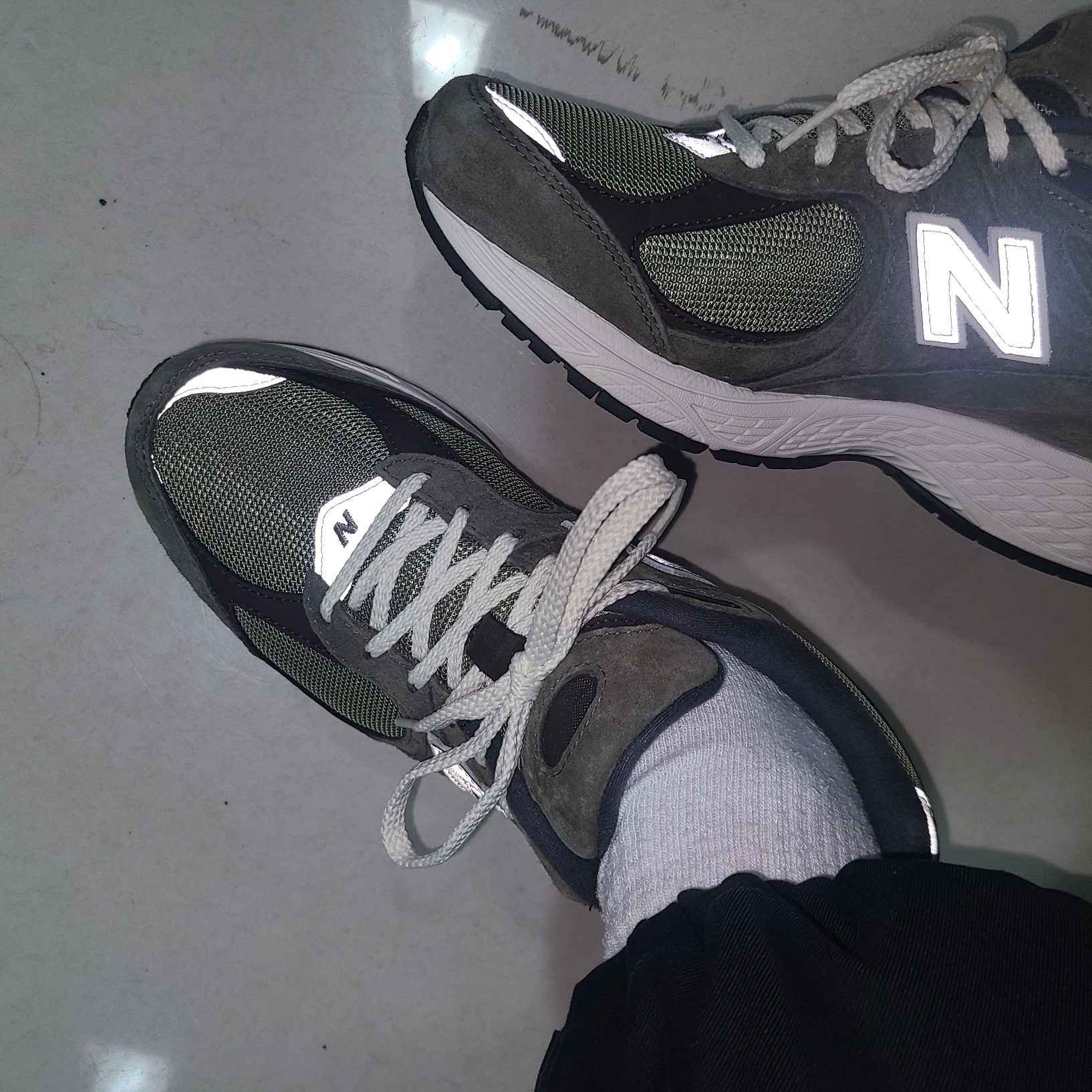 New Balance 2002R Special Vintage Khaki 착용 스타일 - 2
