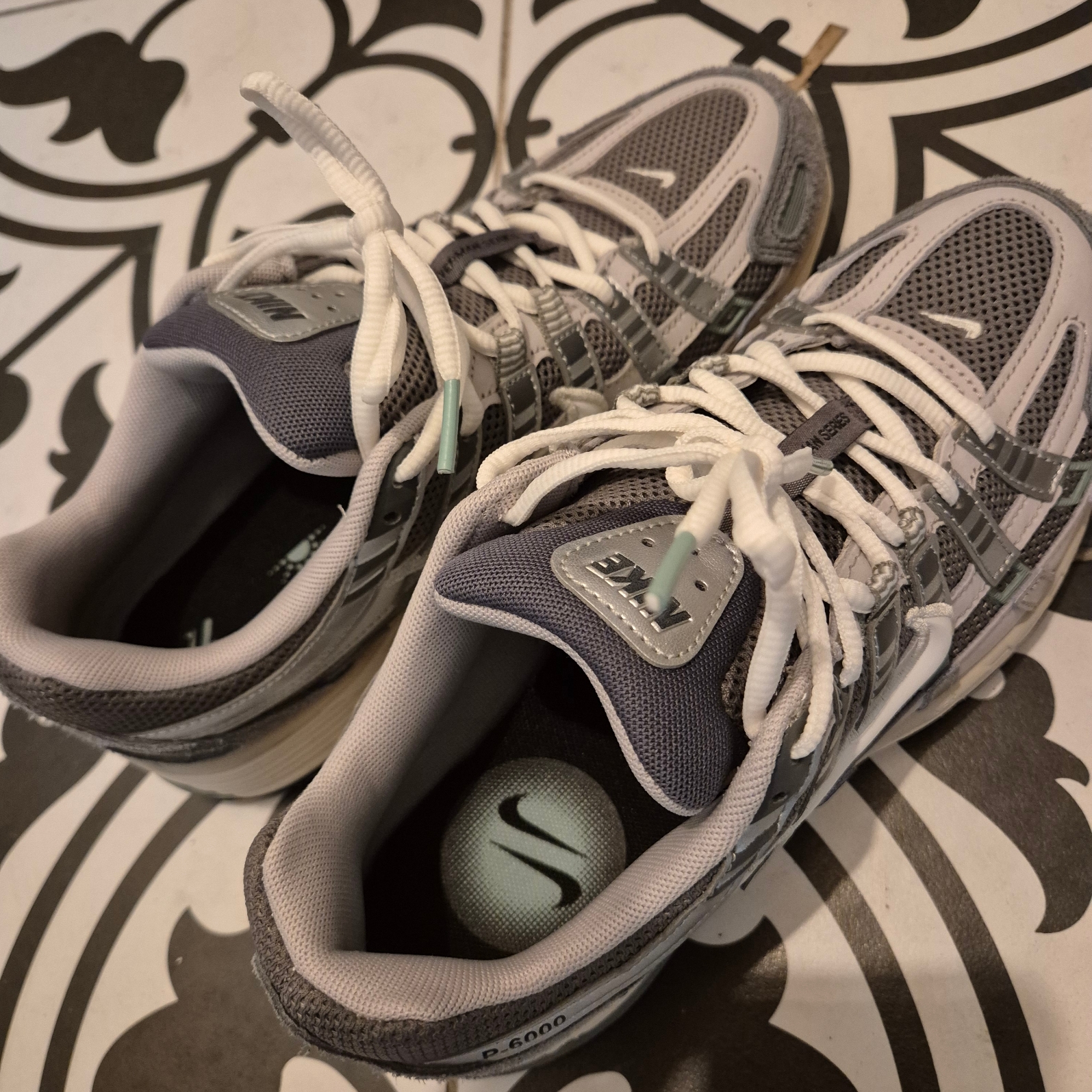 Nike P-6000 Flat Pewter Light Iron Ore 착용 스타일