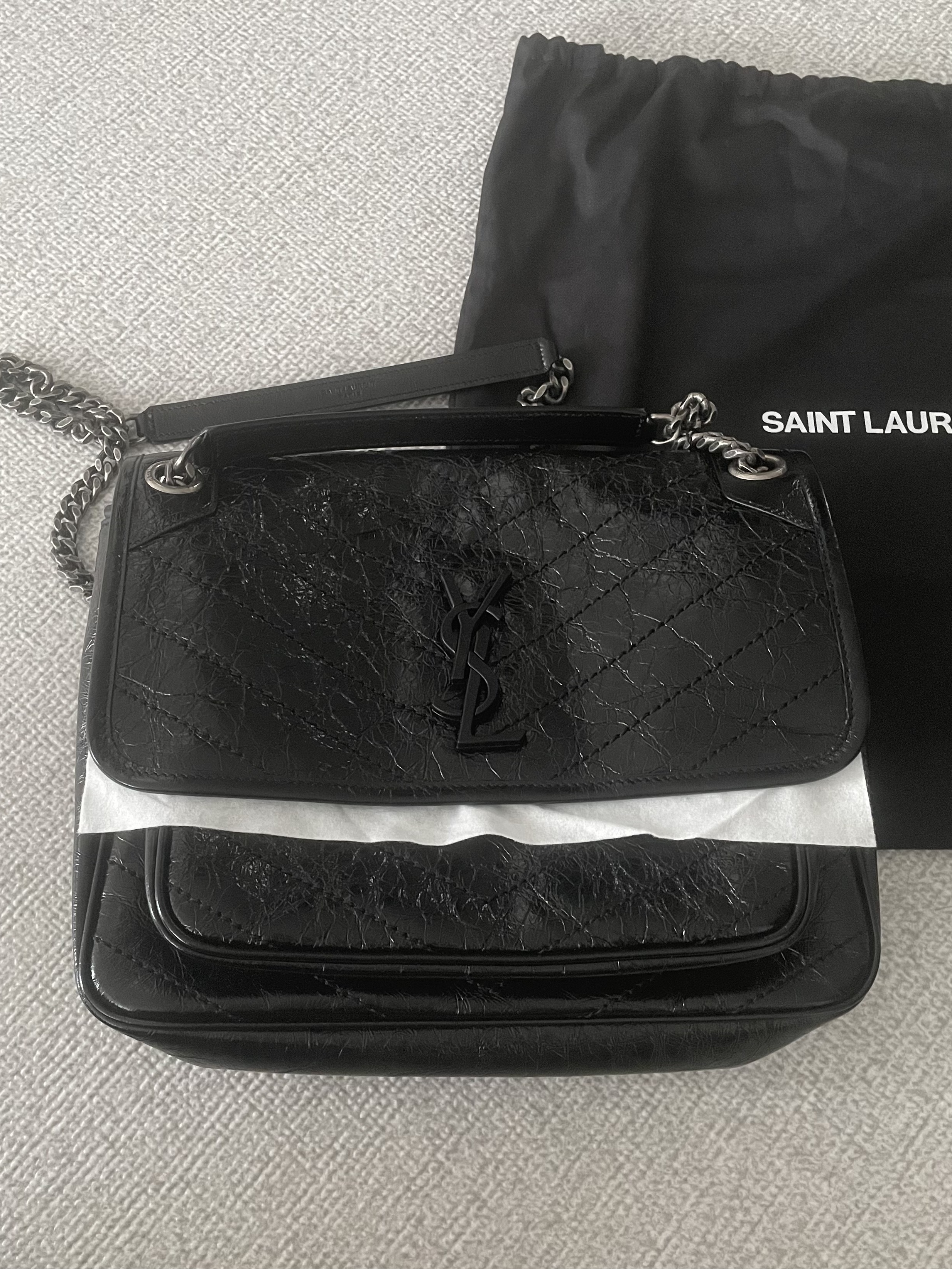 Saint Laurent Black Monogram Niki Medium Bag with Silver Chain Strap in Crinkled Vintage Leather Black 착용 스타일