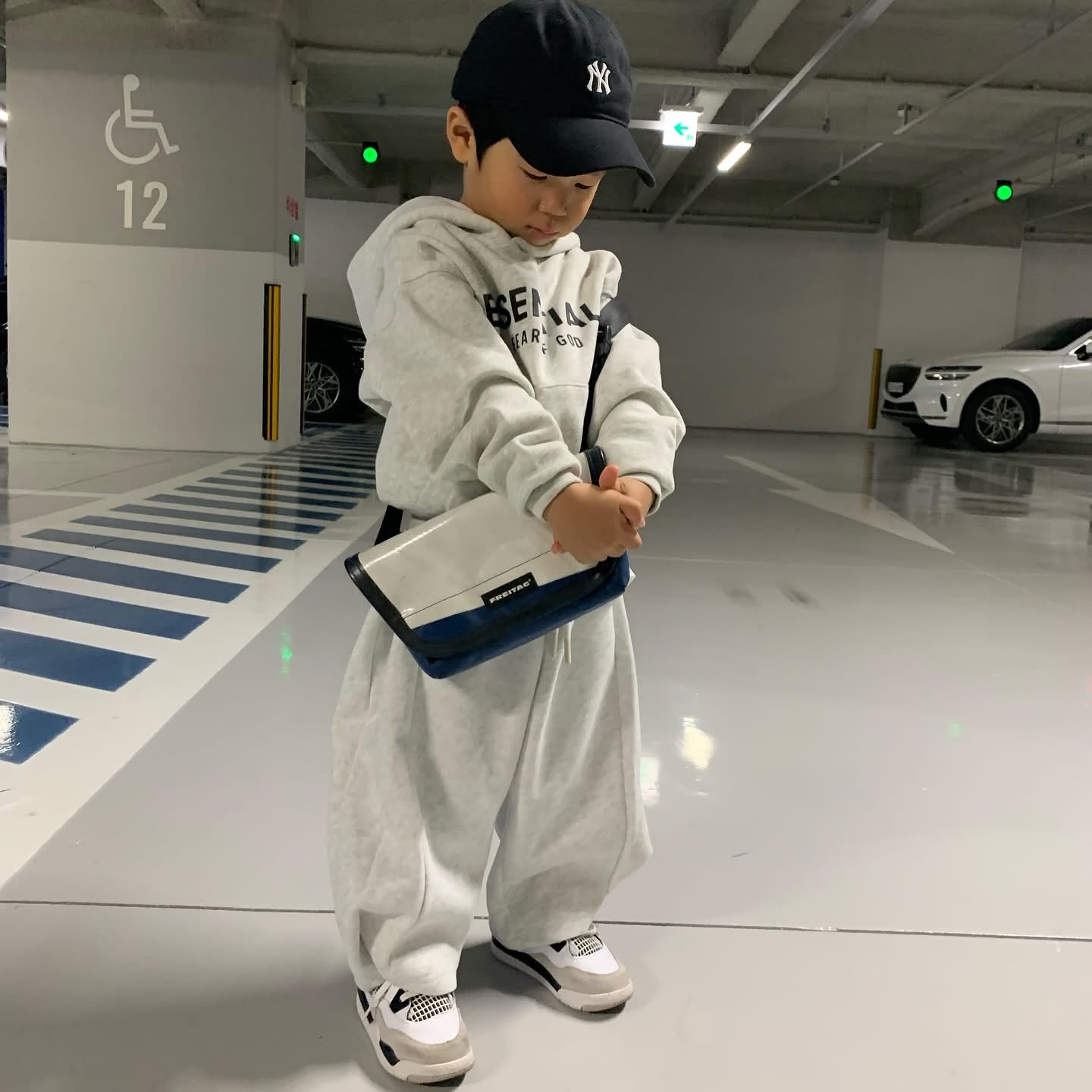 (TD) Jordan 4 Retro White and Black 착용 스타일 - 1