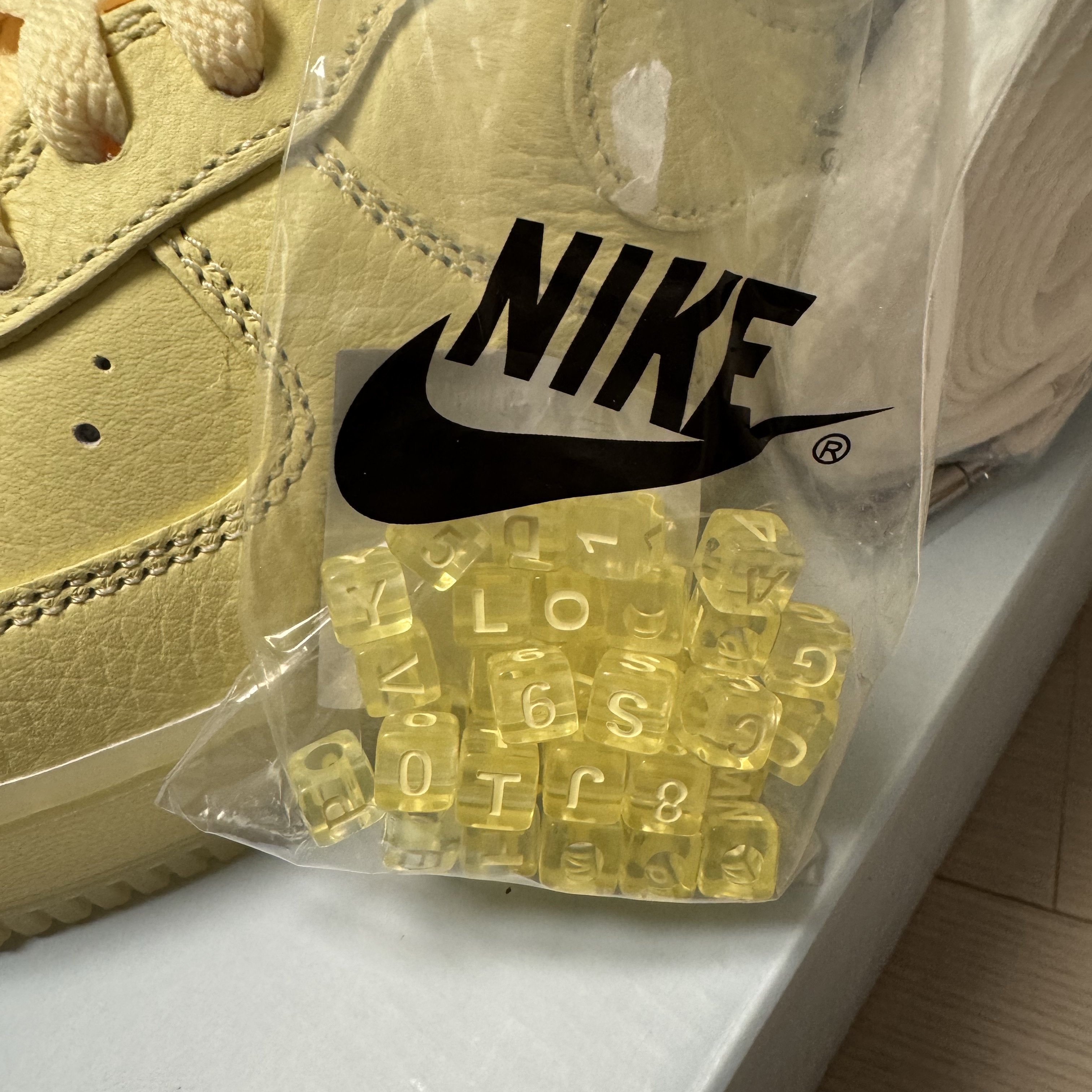 Nike x Drake Nocta Air Force 1 Low SP Certified Lover Boy Citron Tint Cobalt Tint 착용 스타일 - 1