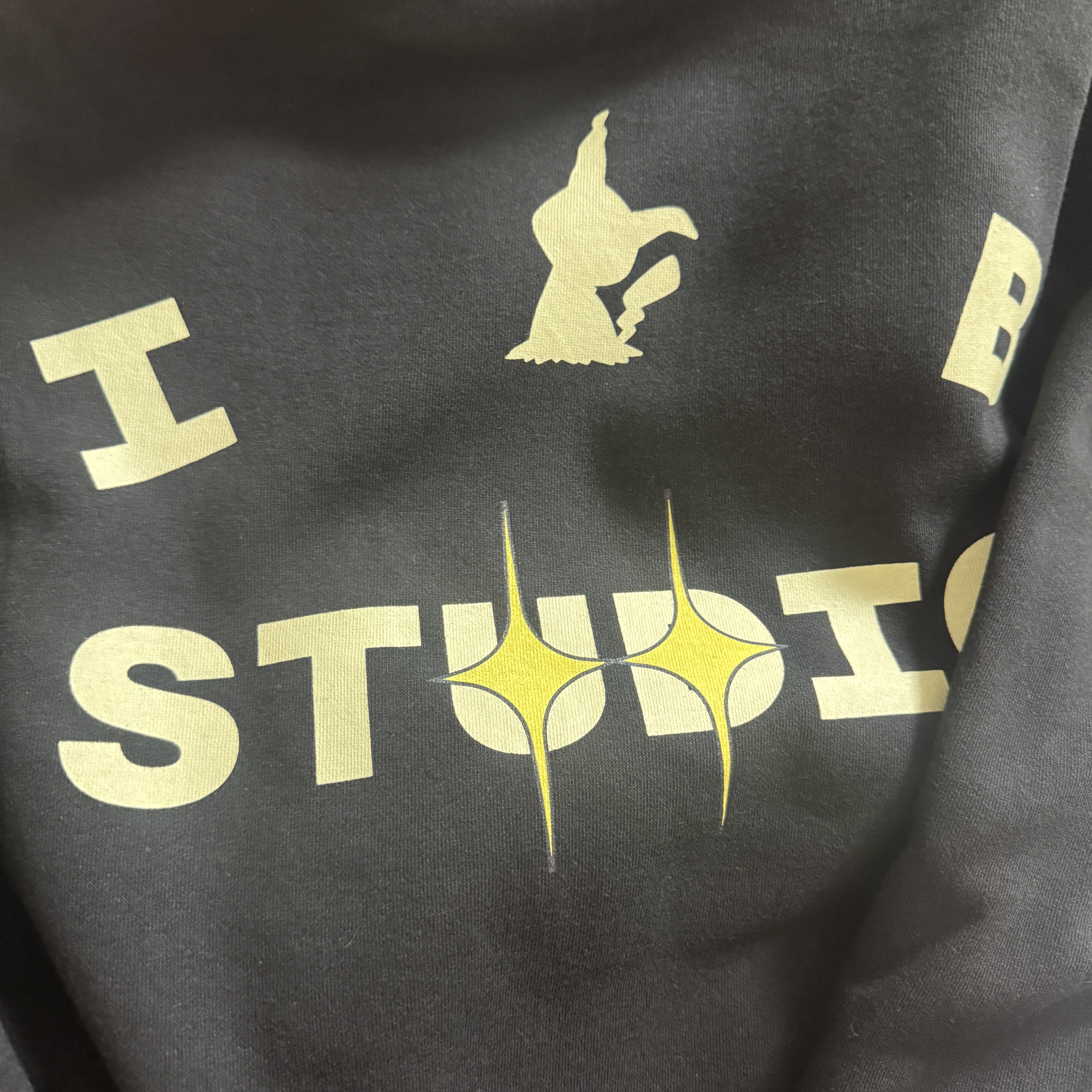 IAB Studio x Pokemon Mimikyu T-Shirt Black Yellow 착용 스타일 - 3