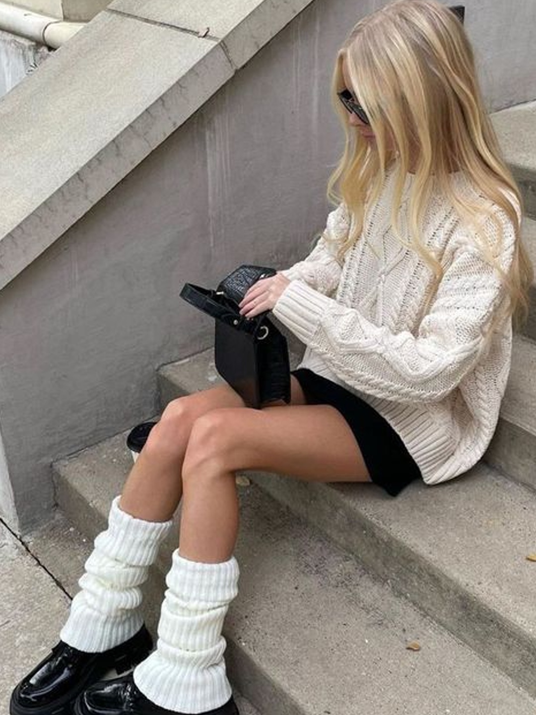 (W) Deinet Point Kint Slit Leg Warmer in Ivory, Margarin Fingers Cozy Loose Leg Warmer Grey 착용 스타일 - 4