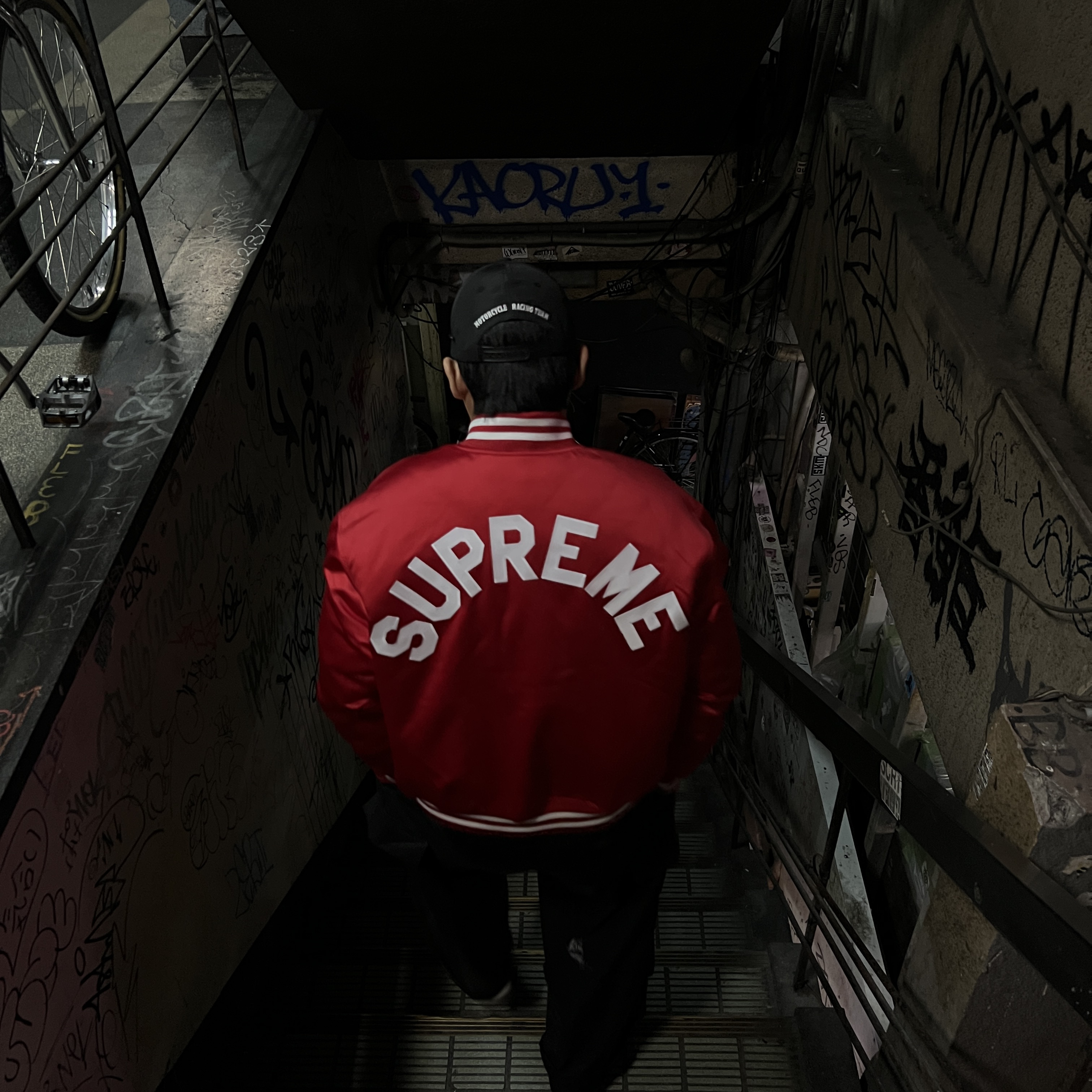 Supreme Mitchell & Ness Satin Varsity Jacket Red - 24FW 착용 스타일 - 2