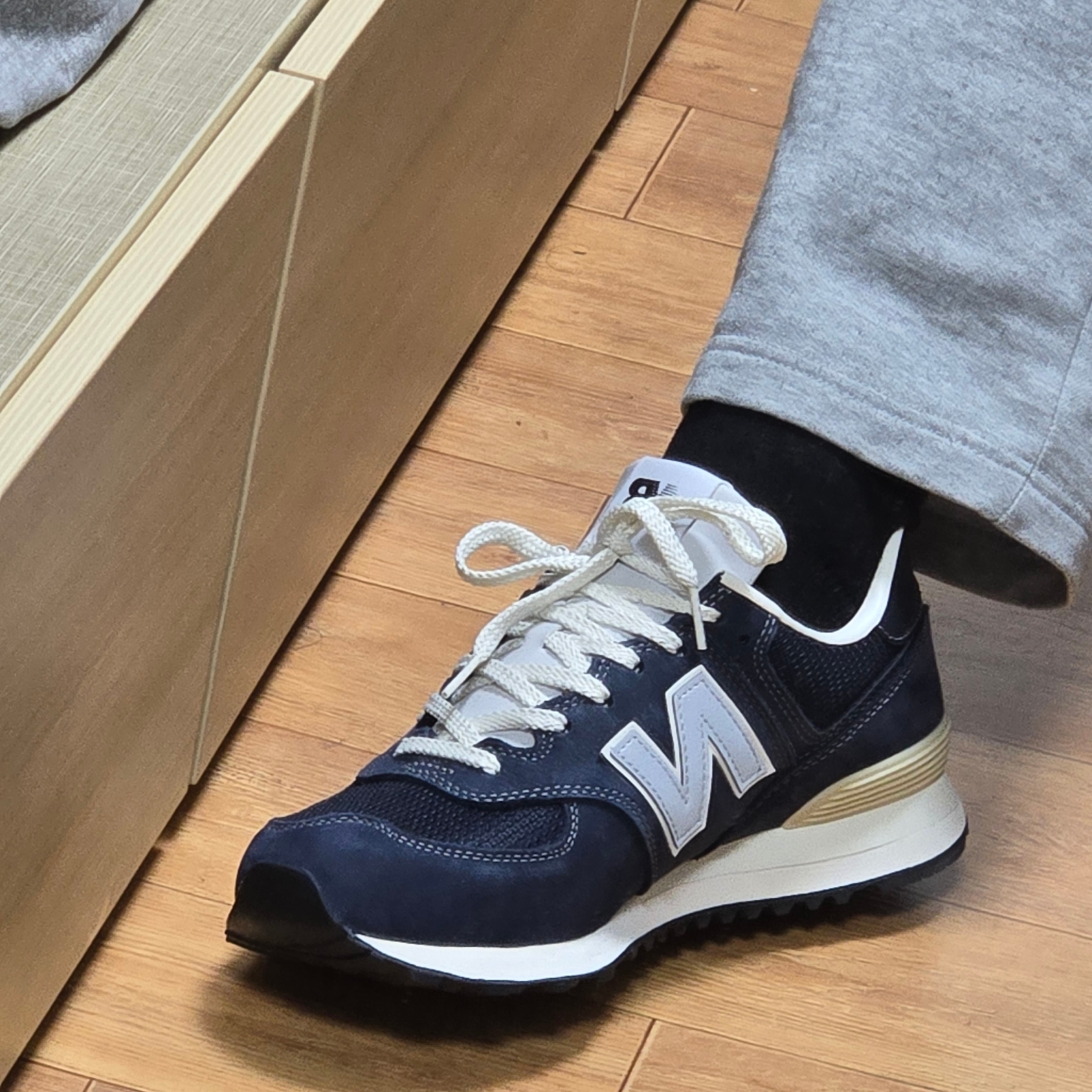 New Balance x Pottery 574 Premium Hard Navy 착용 스타일