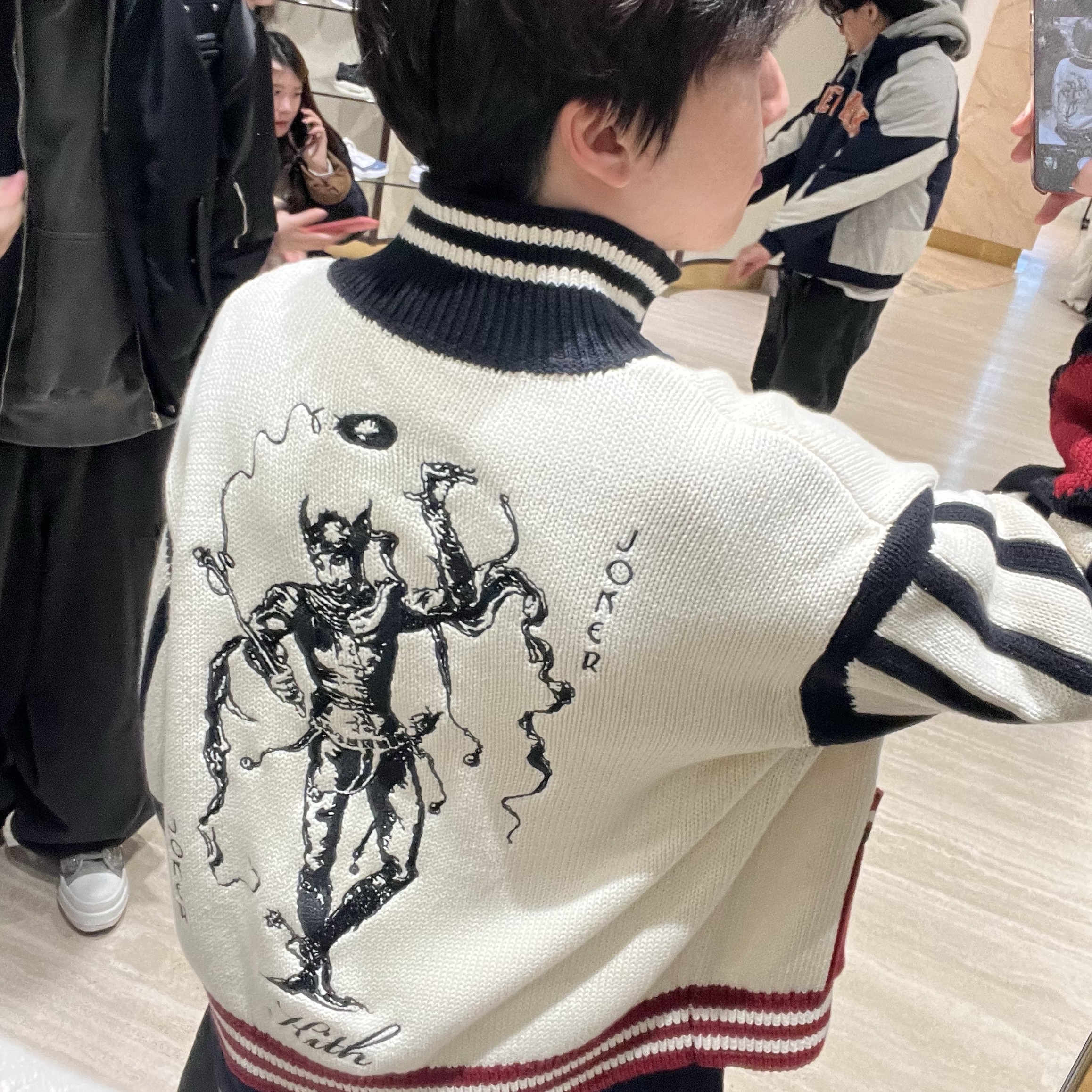 Kith x Batman Joker Wyona Full Zip Sweater Sandrift 착용 스타일 - 2