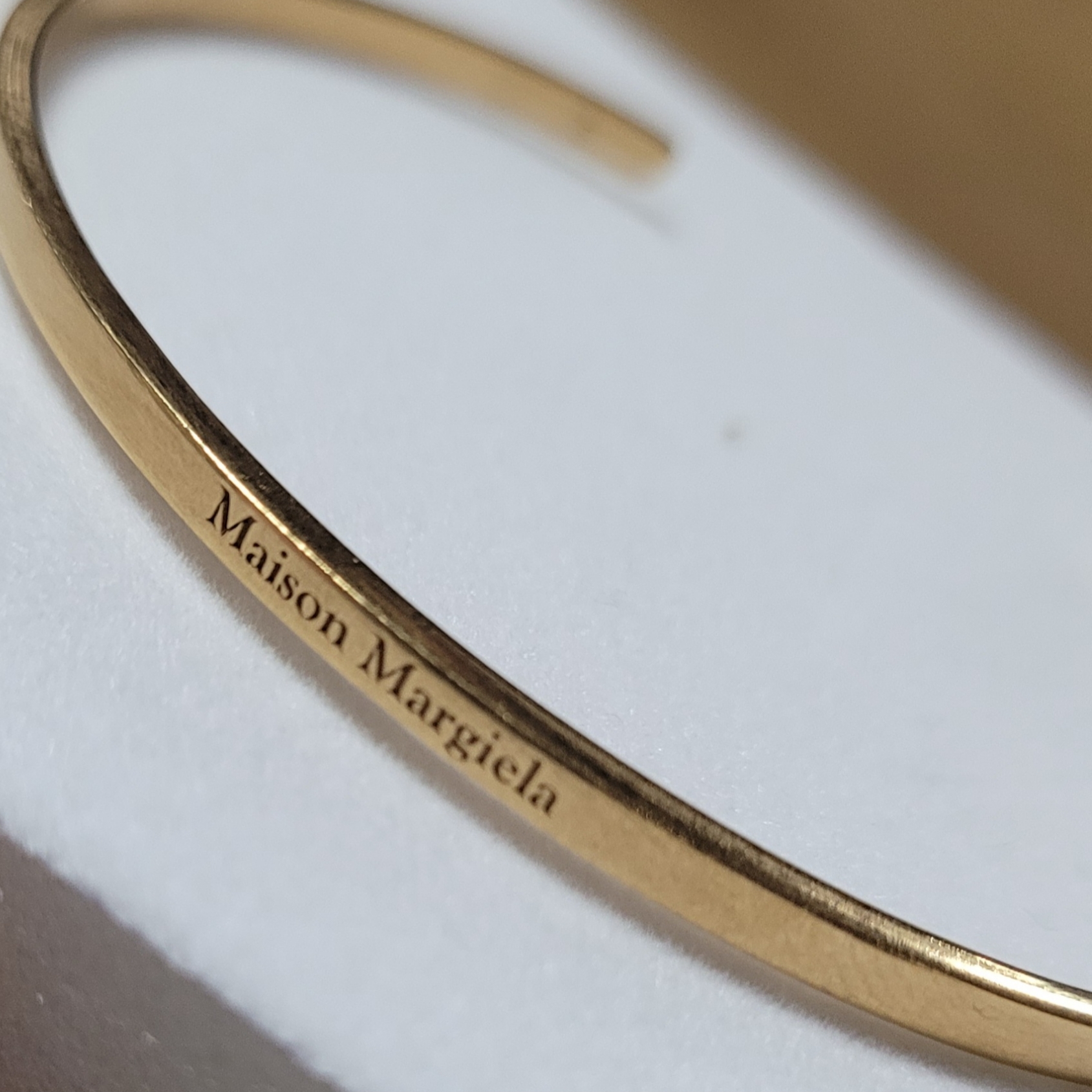 Maison Margiela Logo Cuff Yellow 착용 스타일 - 1