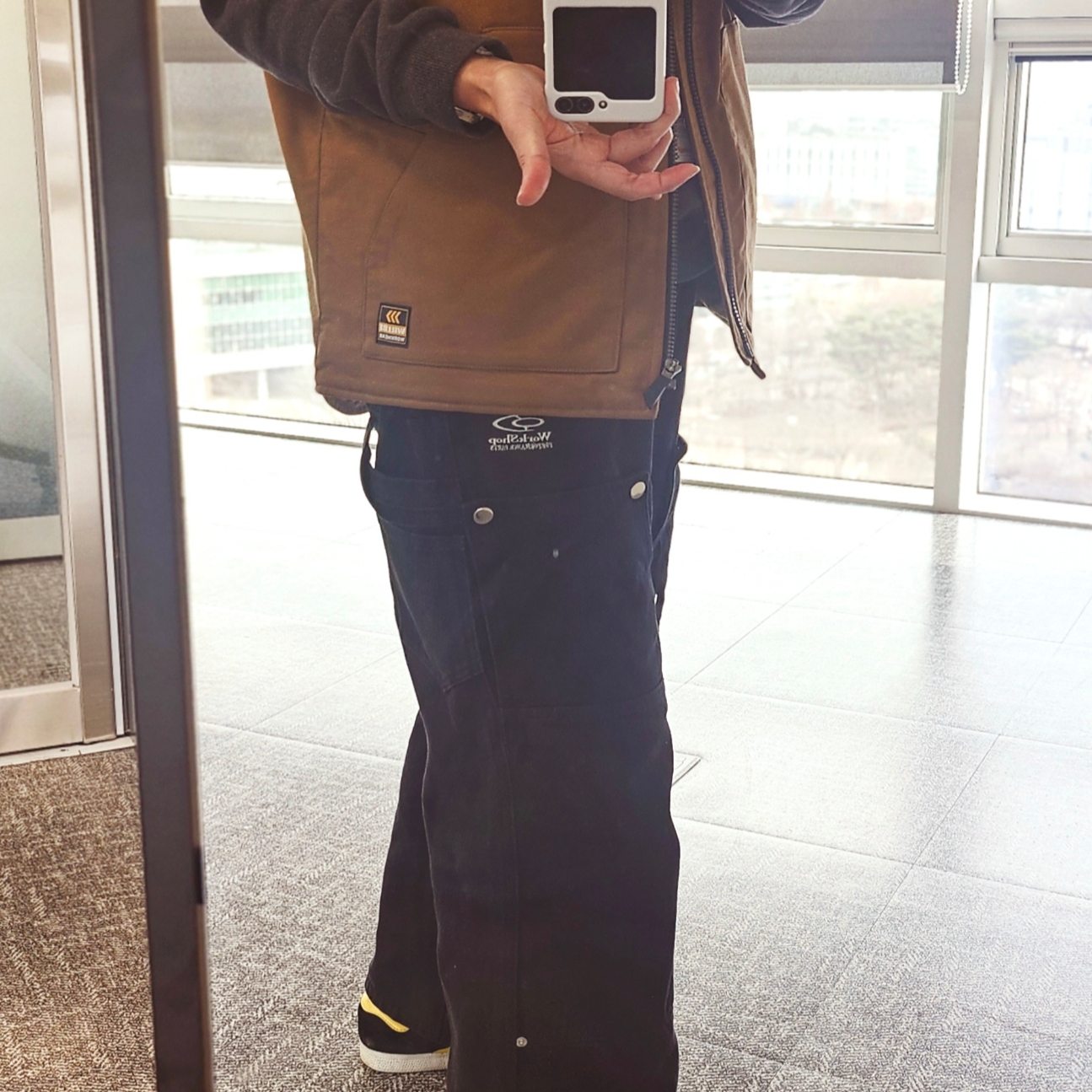 WILLBE LAB Field Defense Work Vest Camel, Adidas Gazelle Indoor Core Black Almost Yellow Gum 착용 스타일