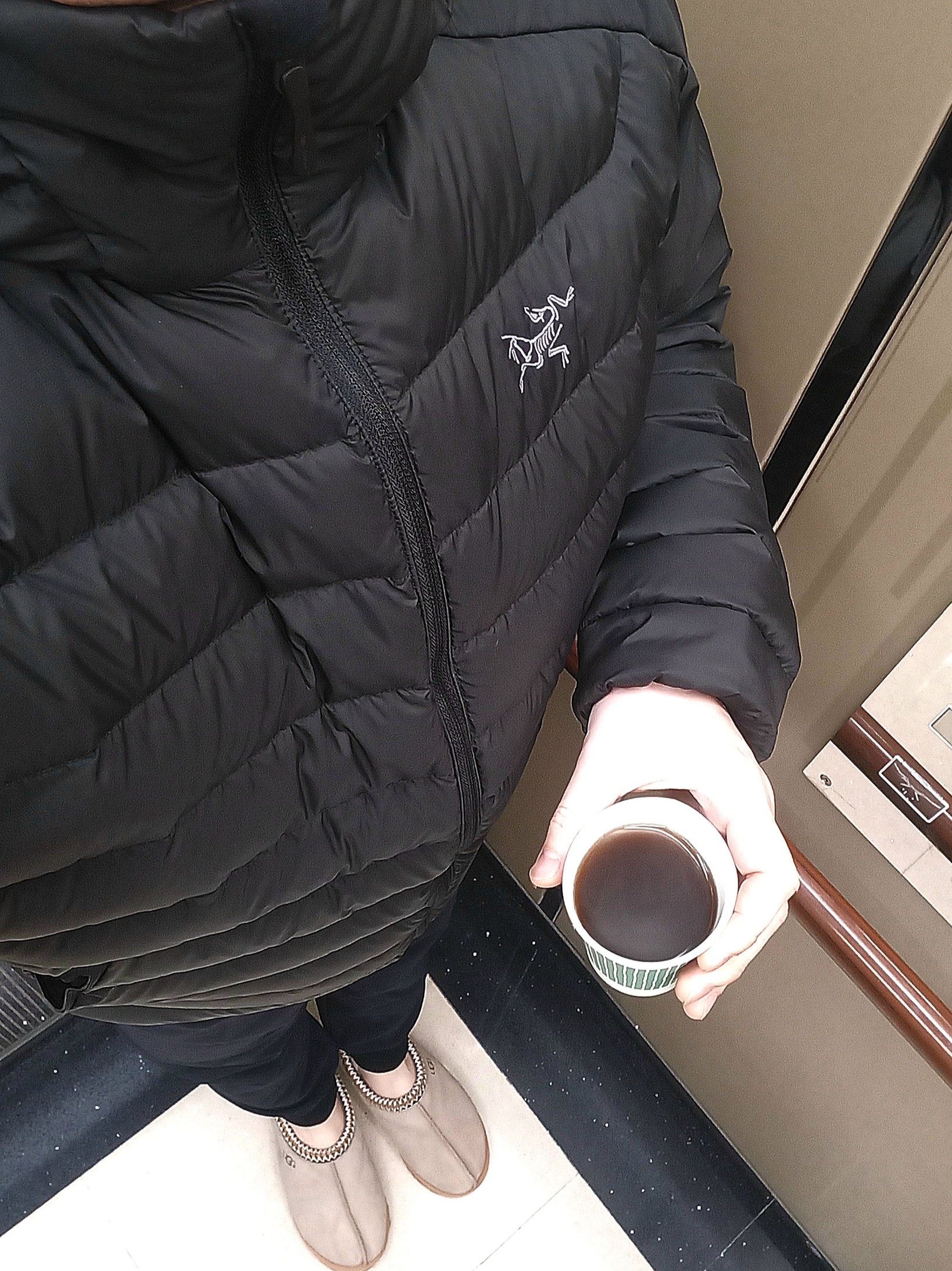 Arc'teryx Cerium Hoody Black, UGG Tasman Slipper Chestnut 착용 스타일 - 1