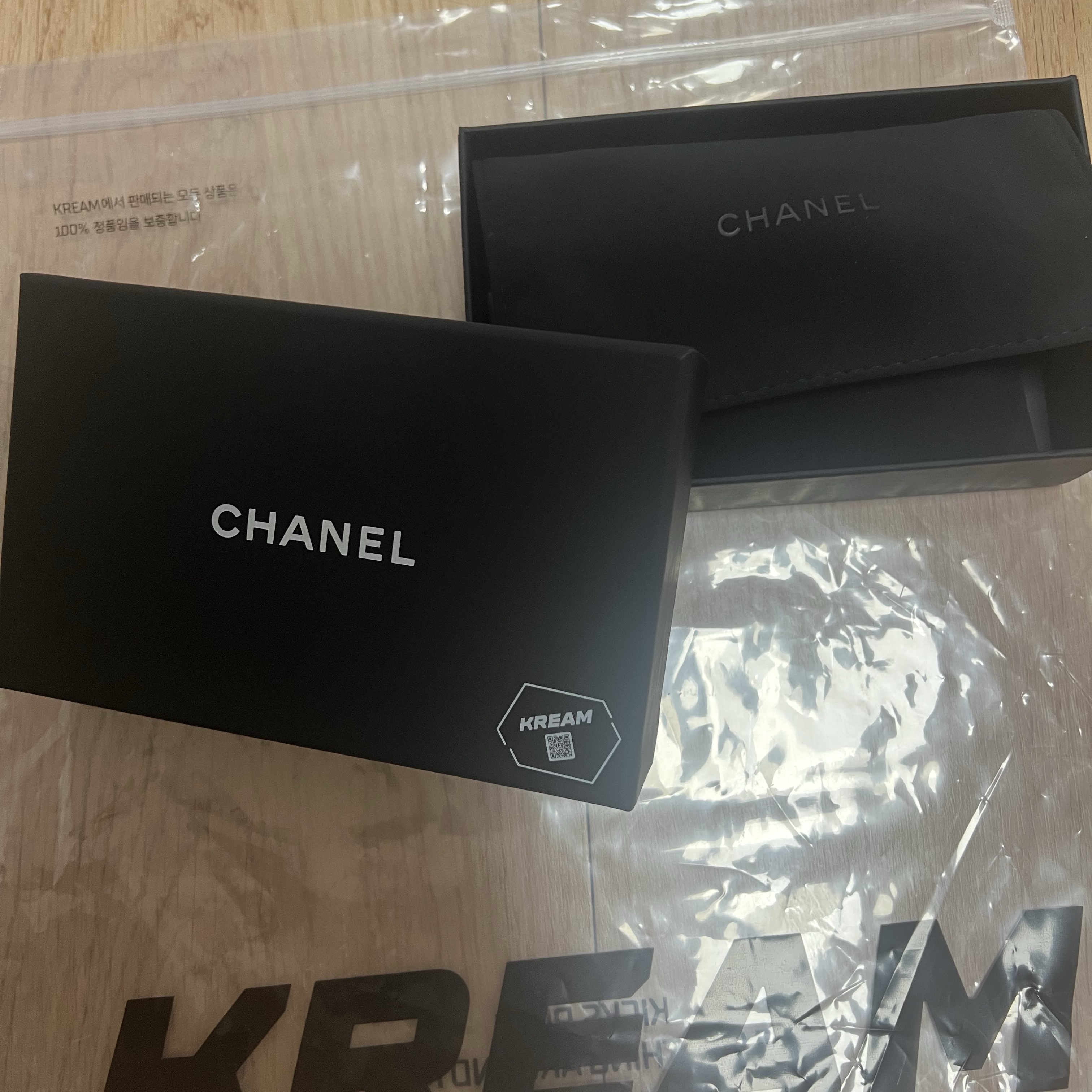 Chanel Classic Card Holder Grained Calfskin & Silver Black 착용 스타일