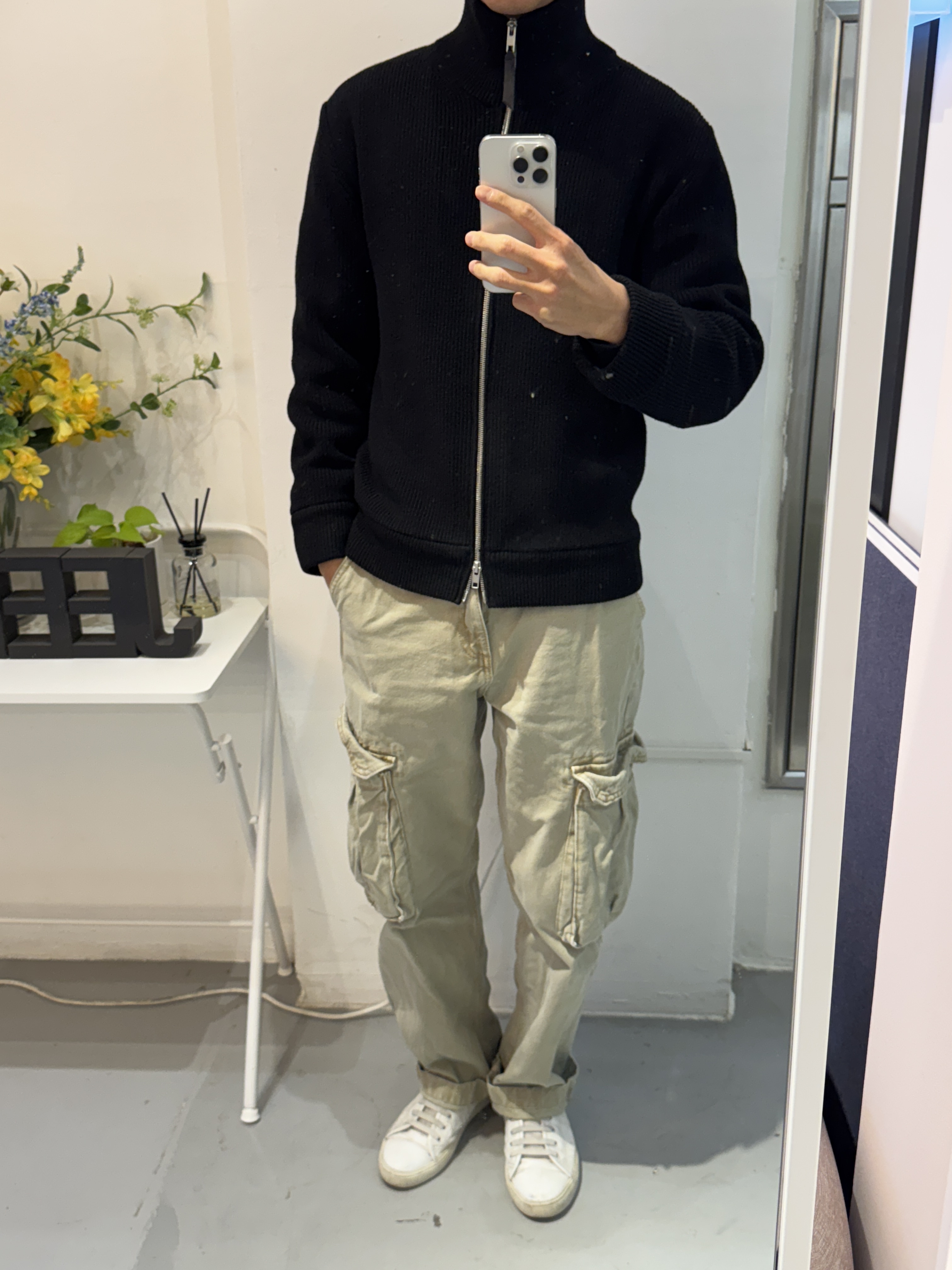 Maison Margiela Knit Zip Up Cardigan Black, Saint Laurent Malibu Sneakers in Smooth Leather Optic White 착용 스타일 - 2