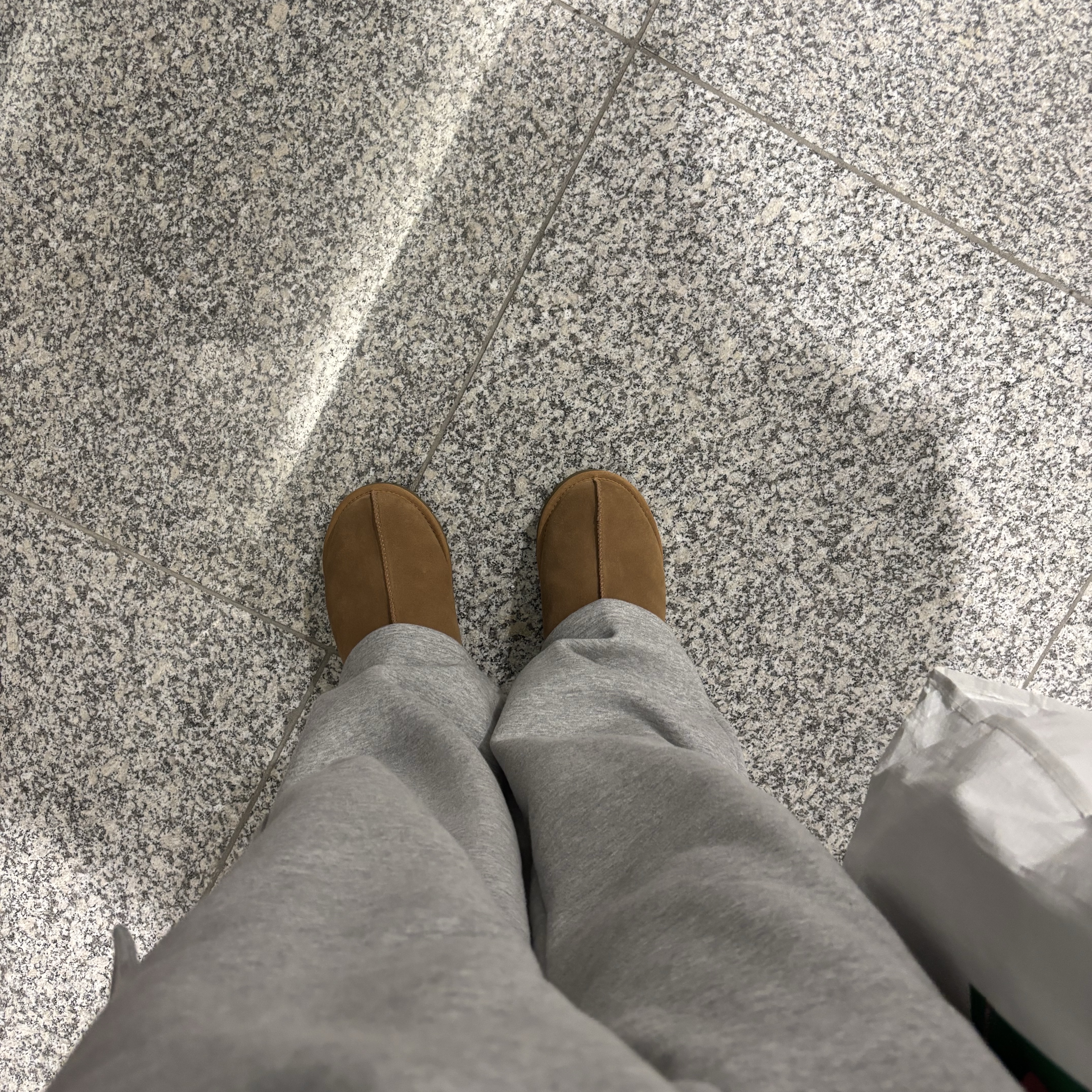 UGG Tasman Slipper Chestnut 착용 스타일