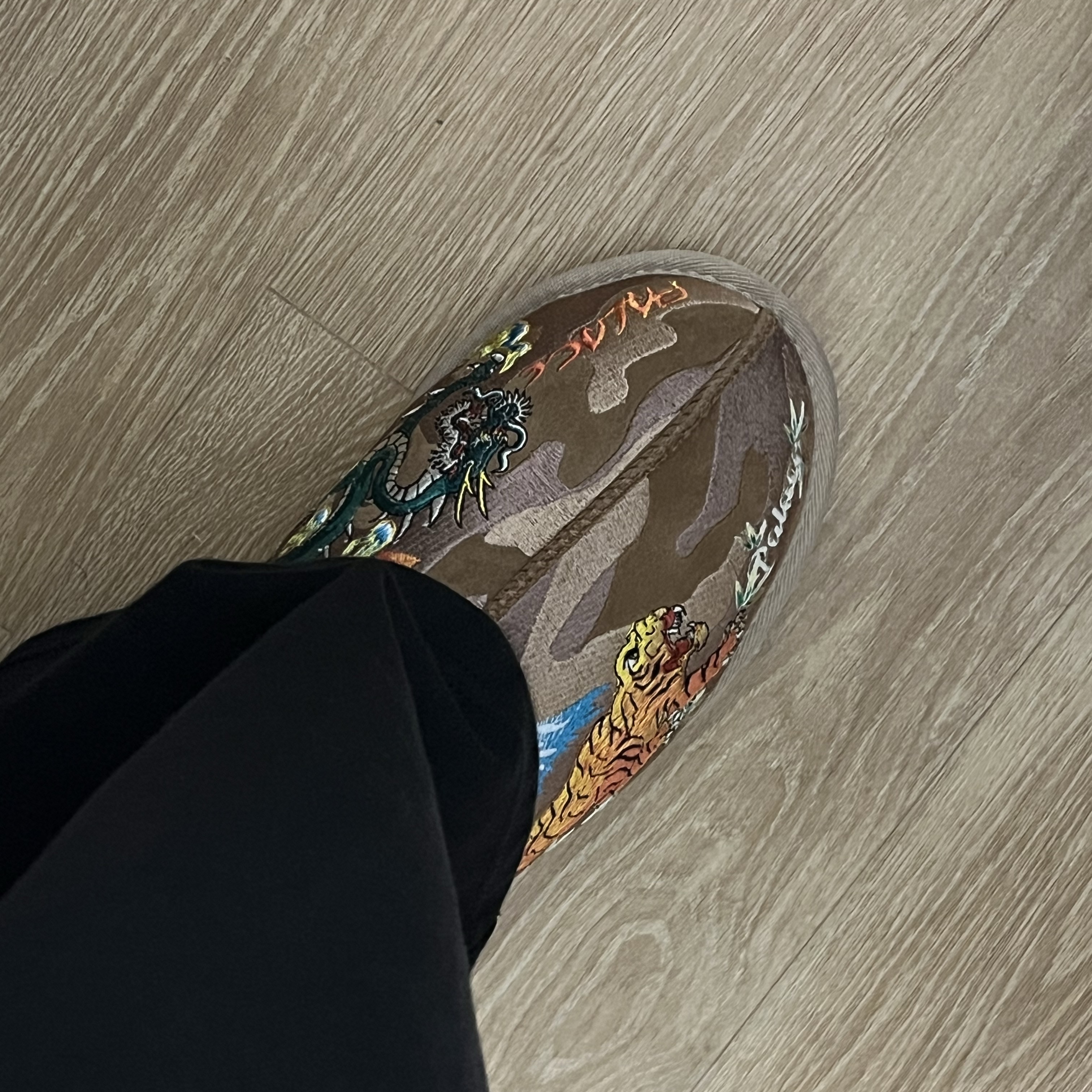 UGG x Palace Tasman Slipper Chestnut Camo 착용 스타일