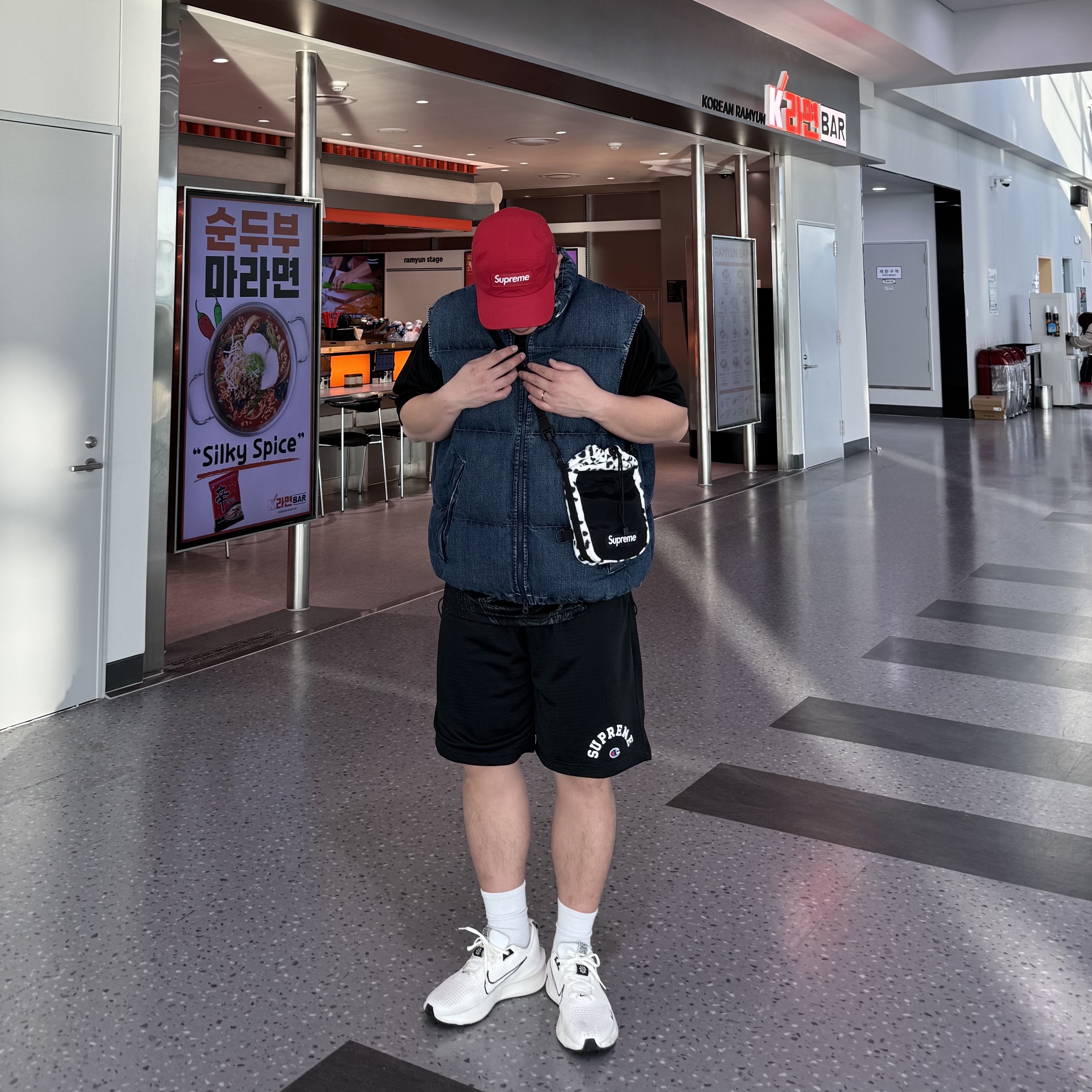 Supreme Polartec Sling Bag Leopard - 24FW, Supreme x Champion Mesh Short Black - 24SS 착용 스타일 - 1