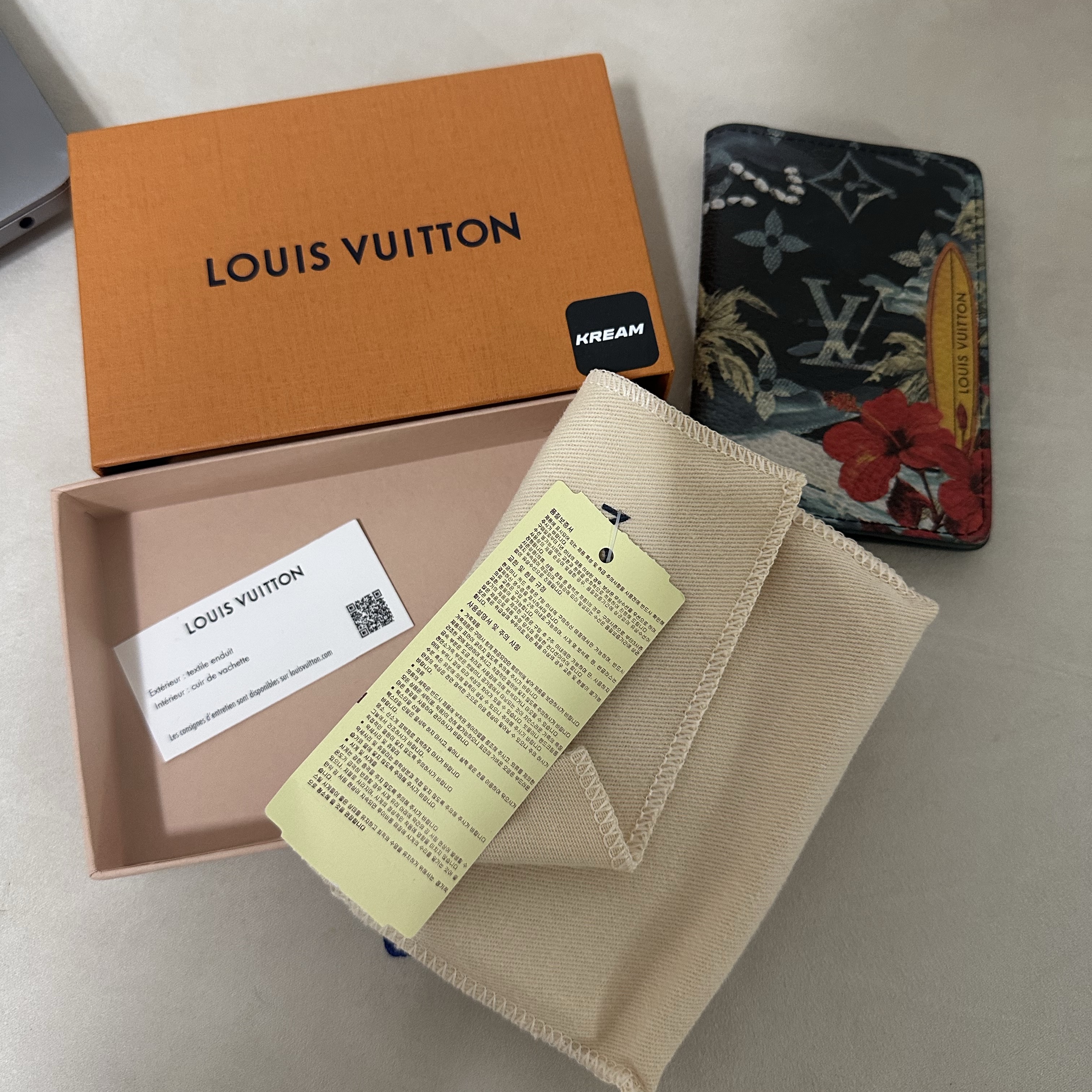 Louis Vuitton Pocket Organizer Monogram Navy Blue 착용 스타일