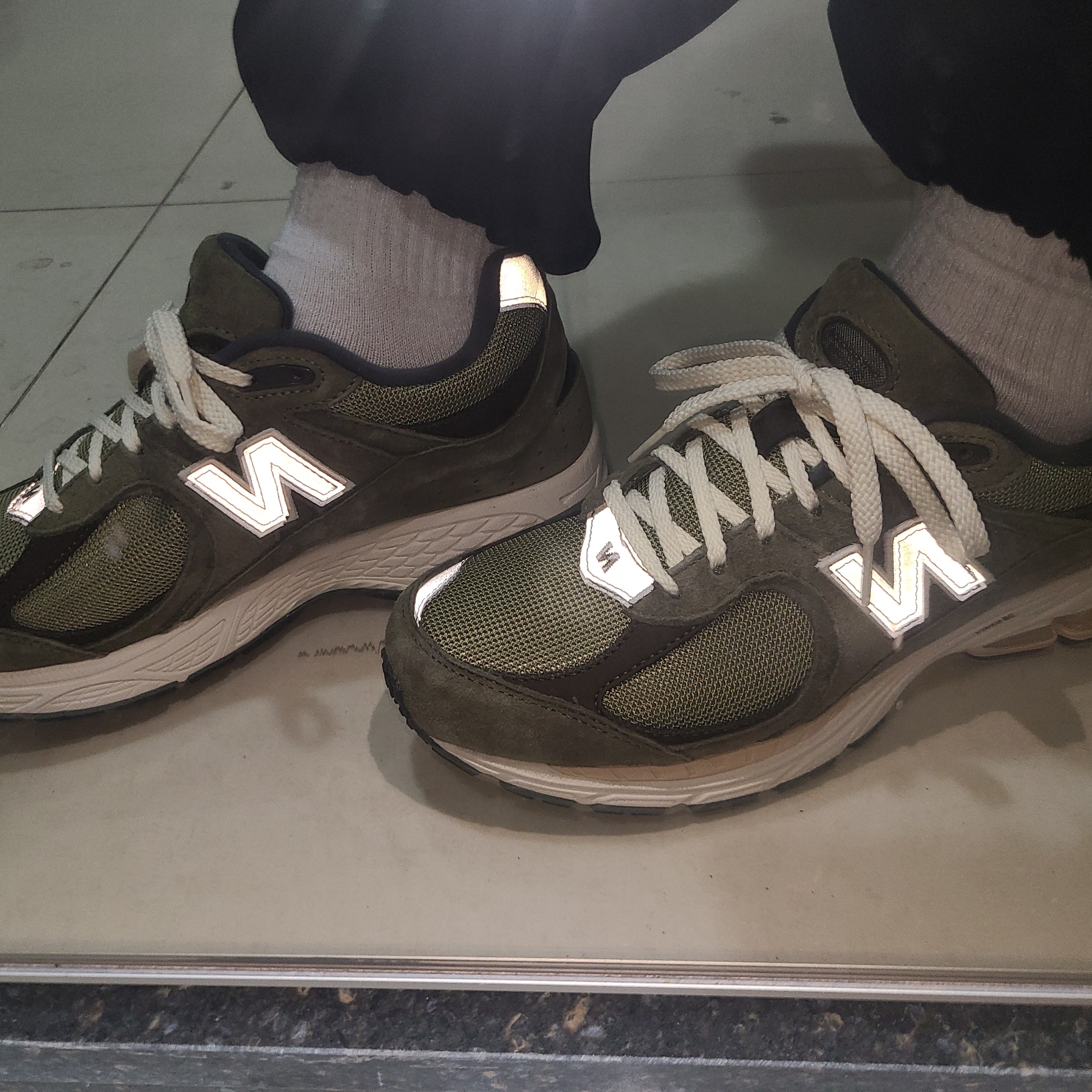 New Balance 2002R Special Vintage Khaki 착용 스타일 - 1