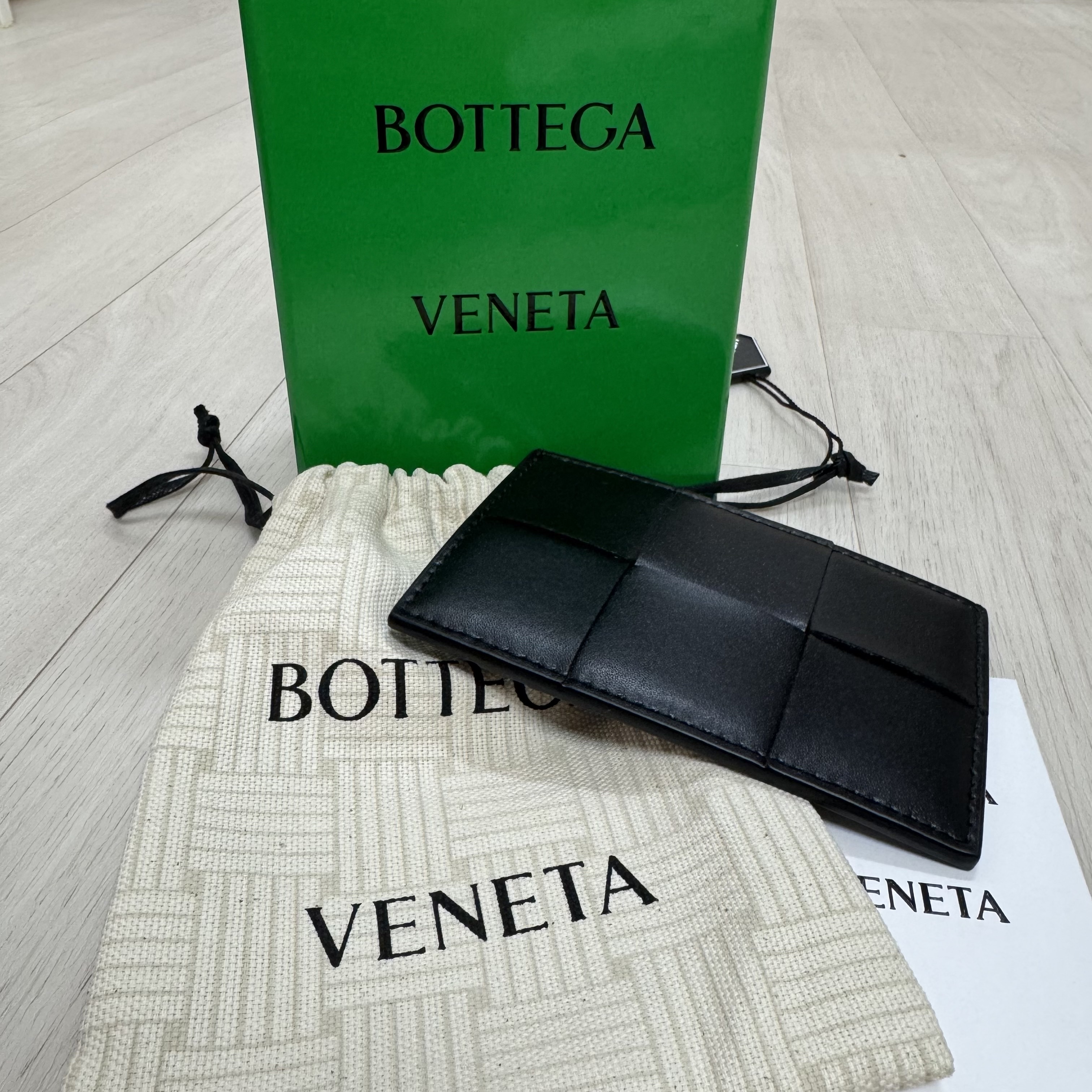 Bottega Veneta Credit Card Case Calfskin Black 착용 스타일