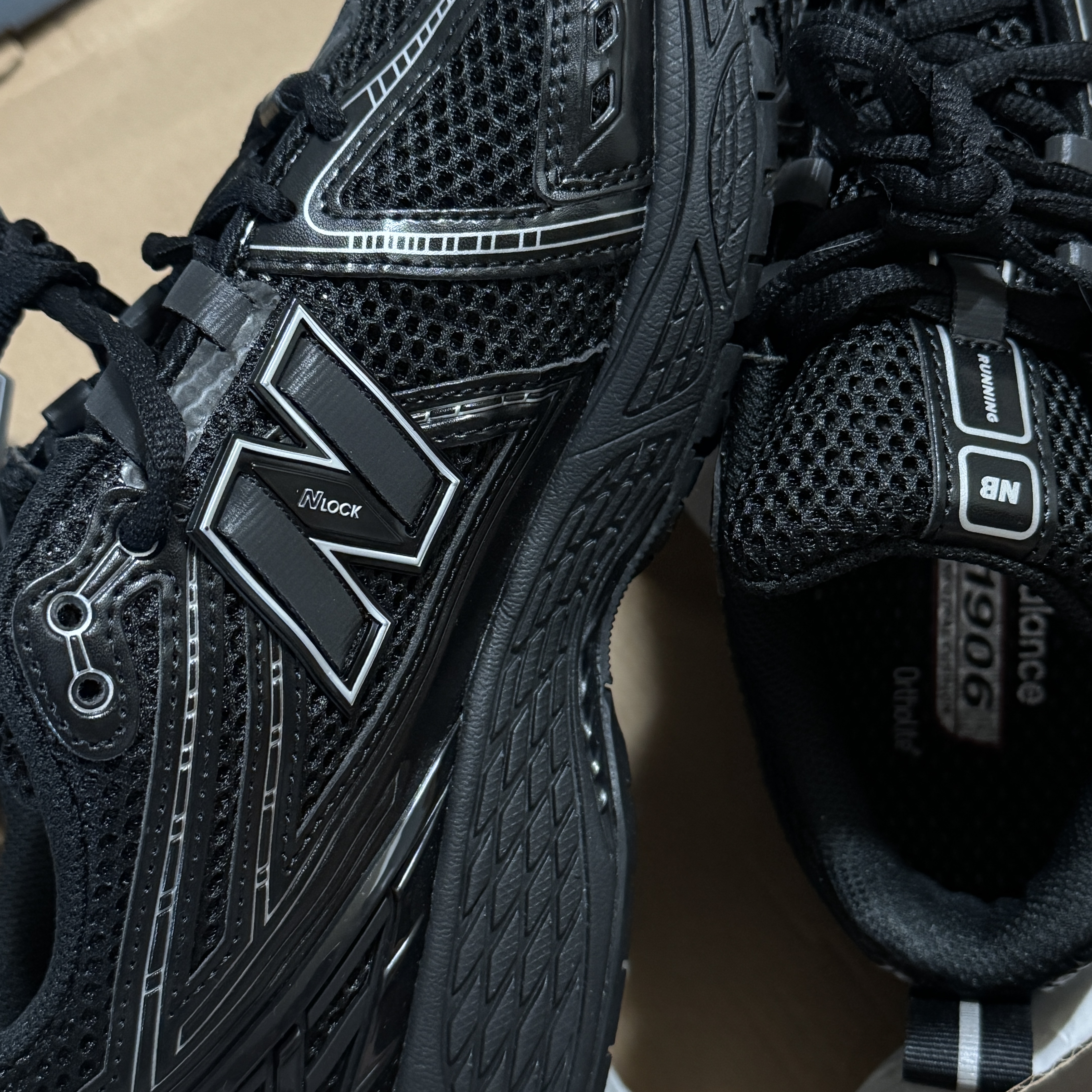 New Balance 1906R Black Silver Metallic 착용 스타일