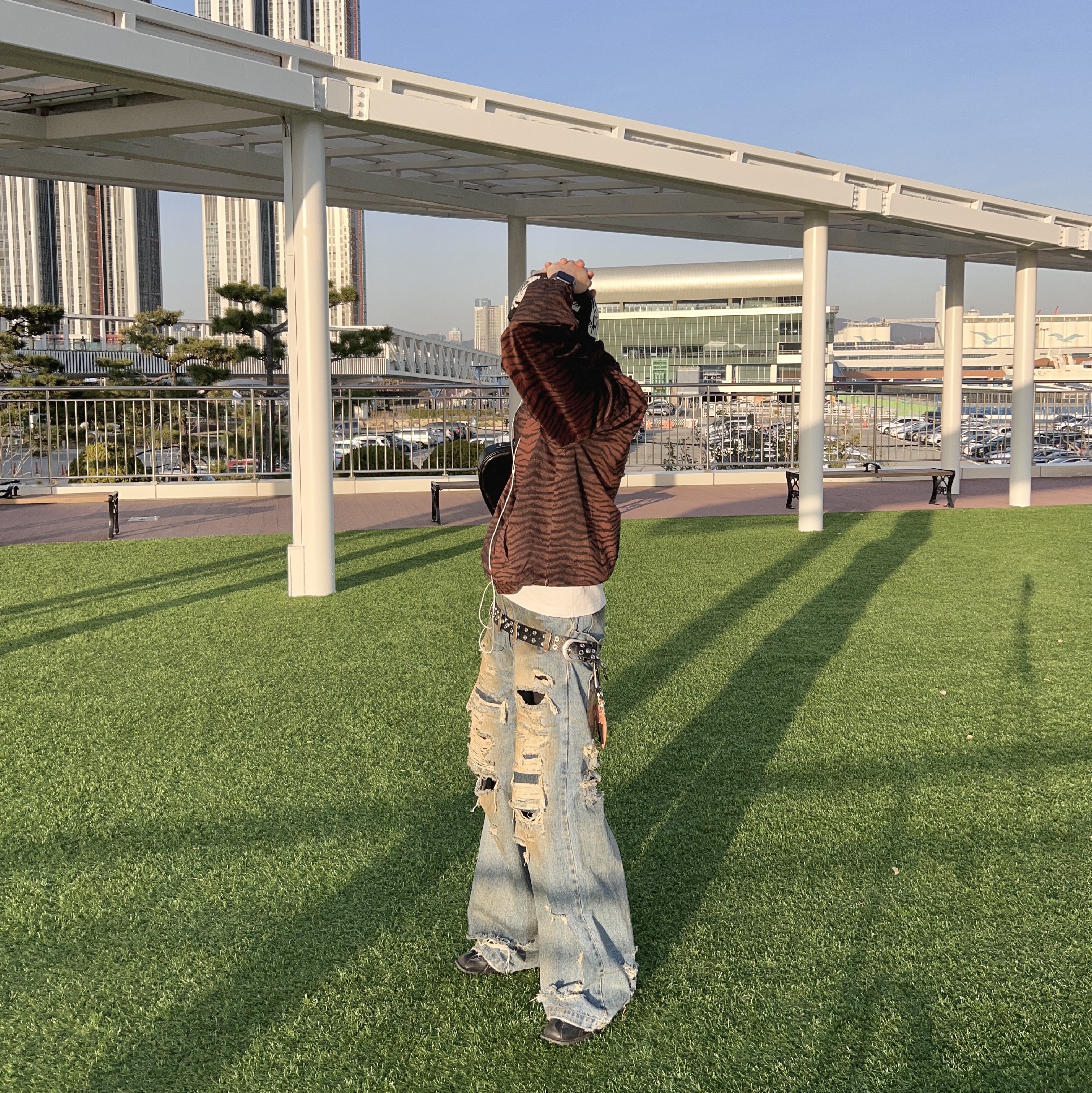 Nike x Martine Rose Shox MR4 Black, Apple AirPods Max Lightning Green (Korean Ver.) 착용 스타일 - 3