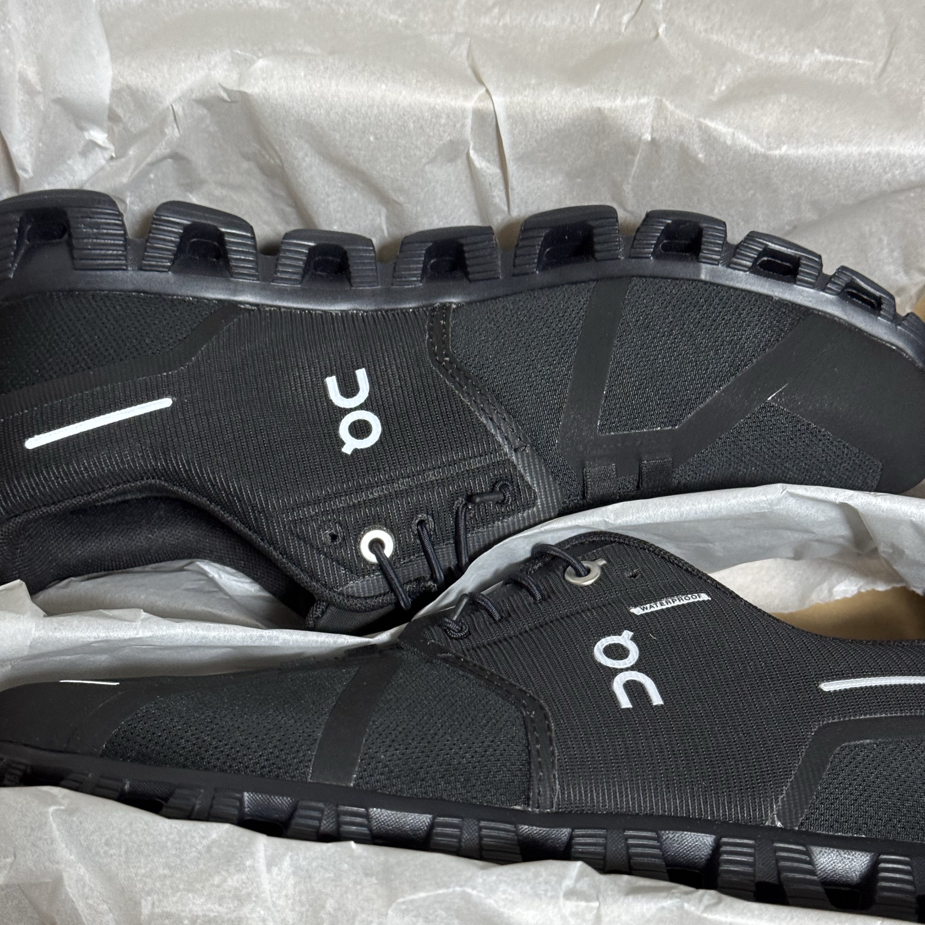 On Running Cloud 5 Waterproof All Black 착용 스타일