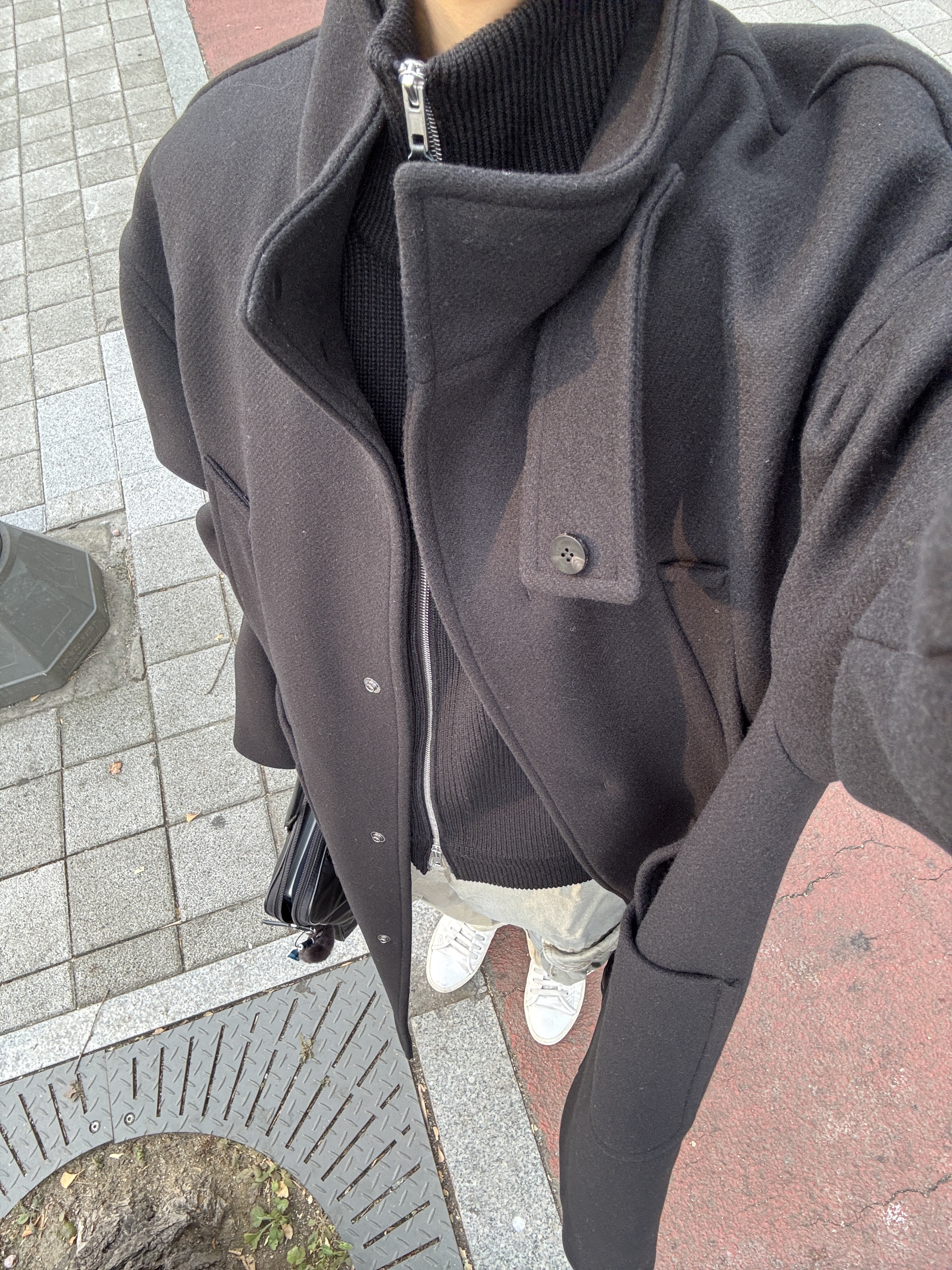 Maison Margiela Knit Zip Up Cardigan Black, Saint Laurent Malibu Sneakers in Smooth Leather Optic White 착용 스타일 - 1