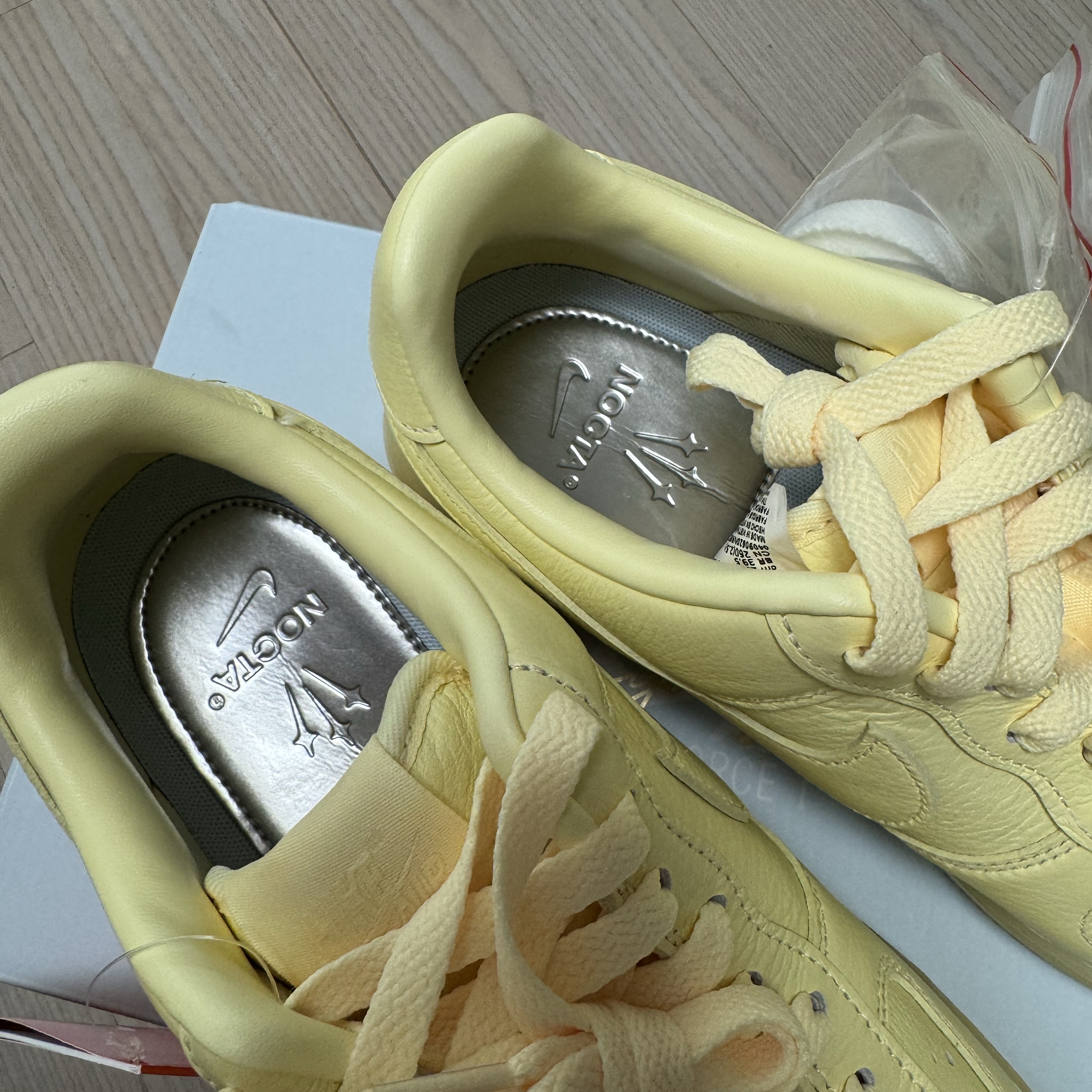 Nike x Drake Nocta Air Force 1 Low SP Certified Lover Boy Citron Tint Cobalt Tint 착용 스타일 - 2