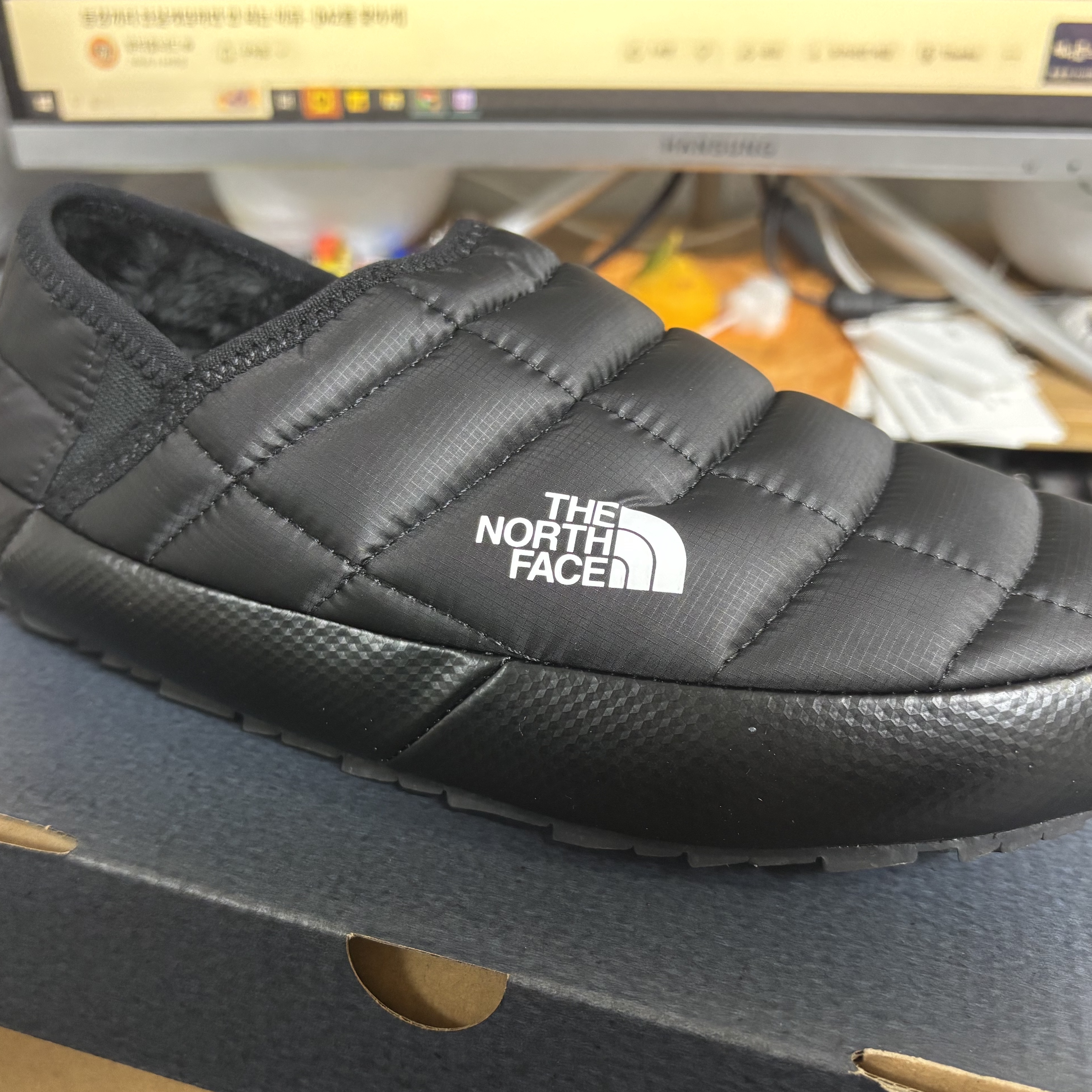 (W) The North Face Thermoball Traction Mule V Black 착용 스타일