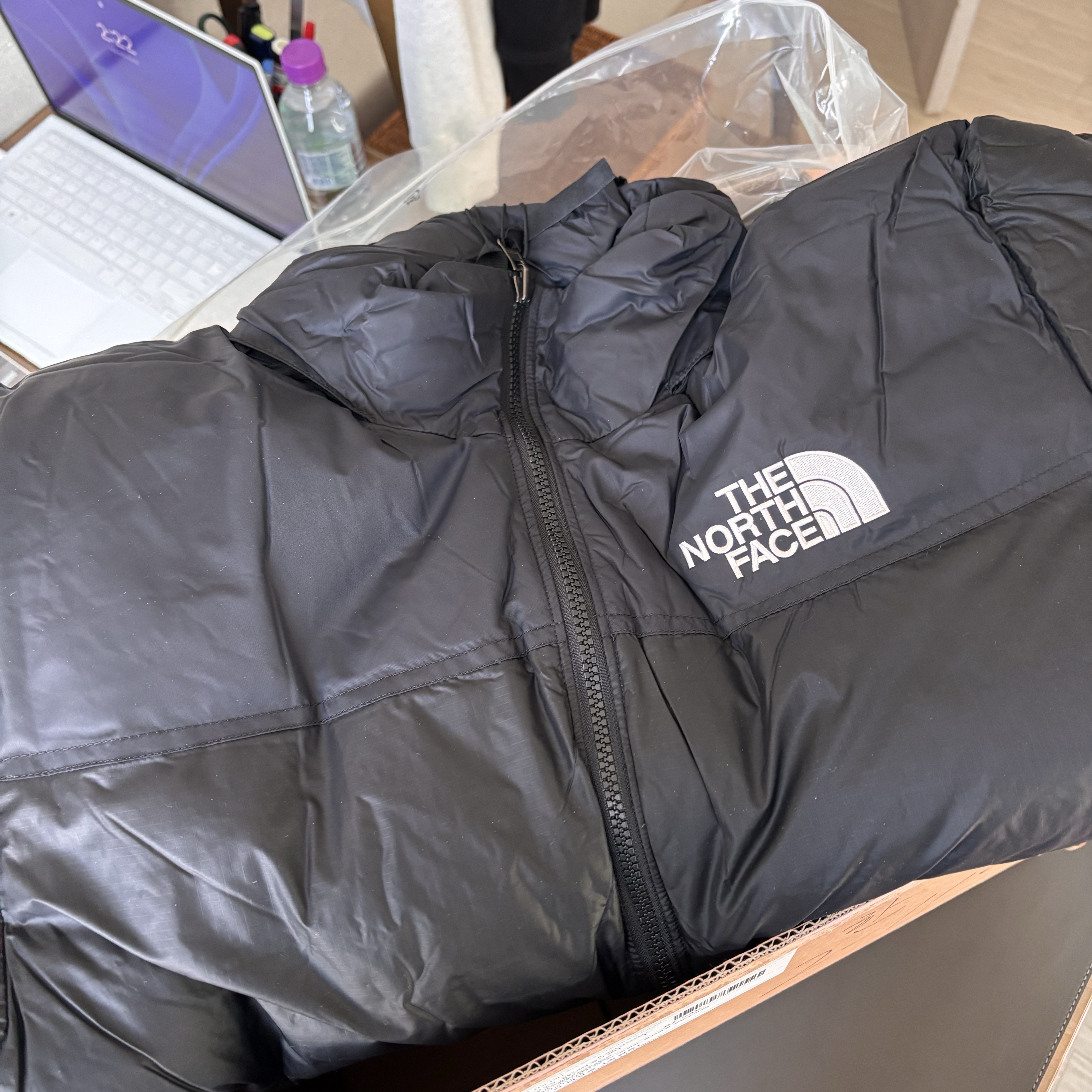 The North Face 1996 Eco Nuptse Jacket Black 착용 스타일 - 2