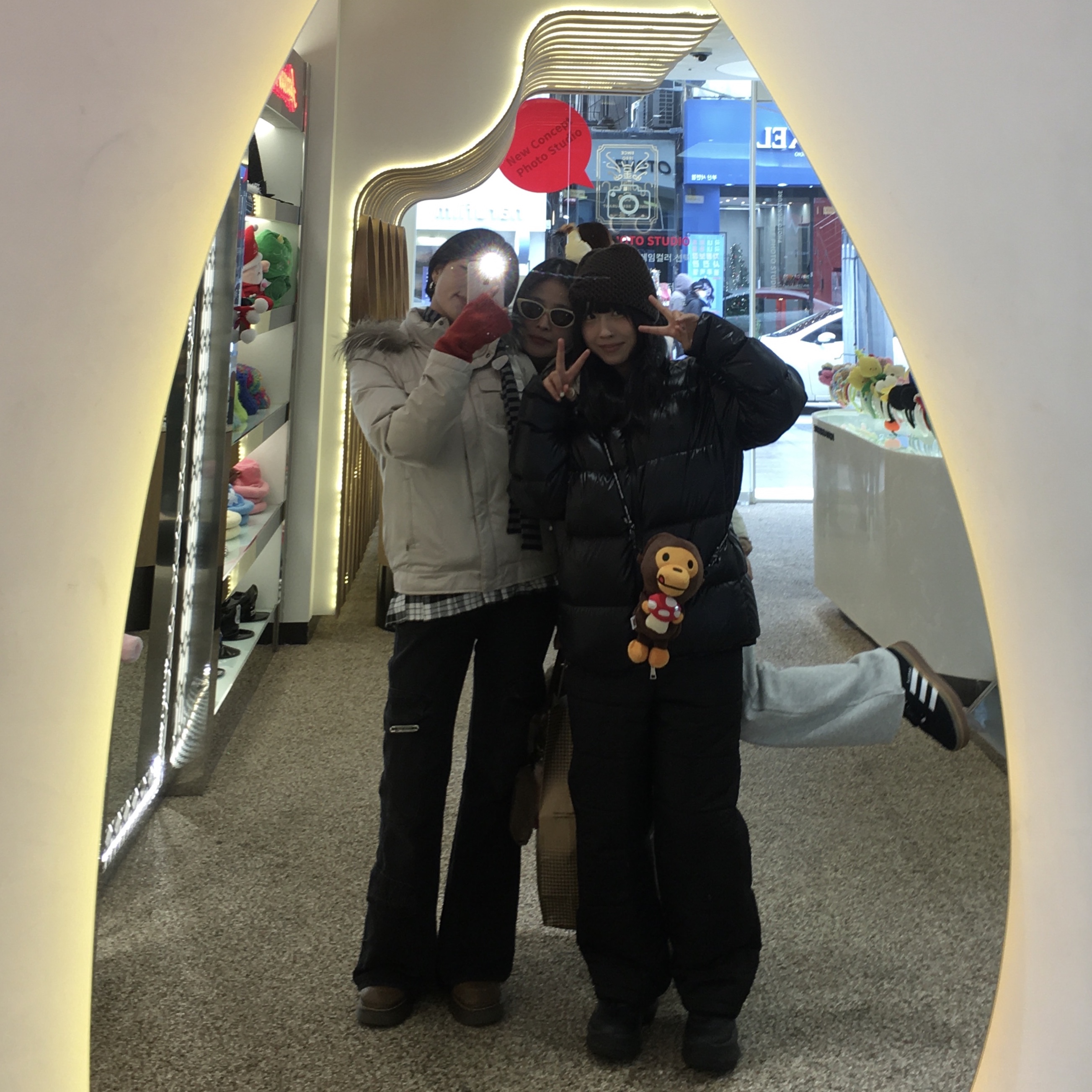(W) Moncler Abbadia Short Down Jacket Black - 24FW, BAPE Baby Milo Plush Mobile Bag Brown 착용 스타일 - 2