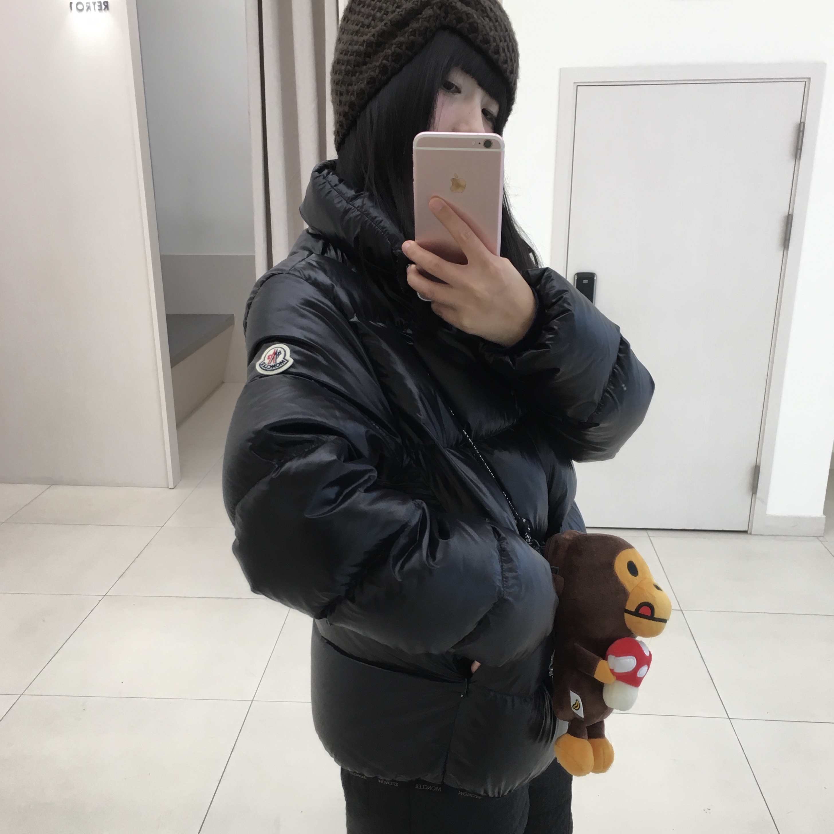 (W) Moncler Abbadia Short Down Jacket Black - 24FW, BAPE Baby Milo Plush Mobile Bag Brown 착용 스타일 - 1