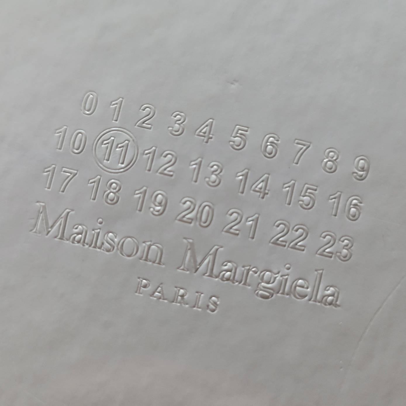 Maison Margiela Logo Cuff Yellow 착용 스타일 - 3