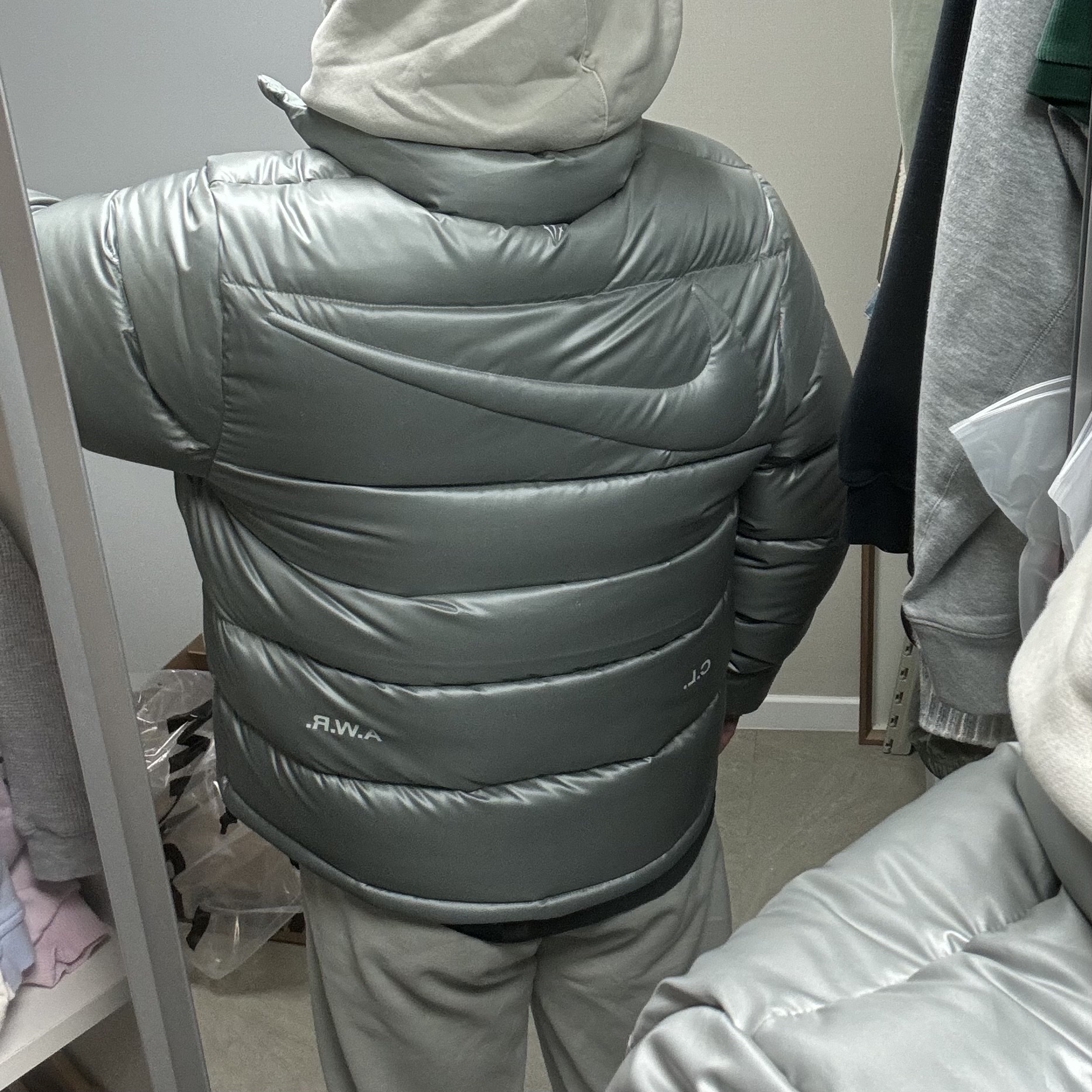 Nike x Drake Nocta Sunset Puffer Jacket Mica Green Cyber (FN8196-330), Nike x Stussy Pigment Dyed Fleece Pants Light Bone (FZ9992-072) 착용 스타일 - 2