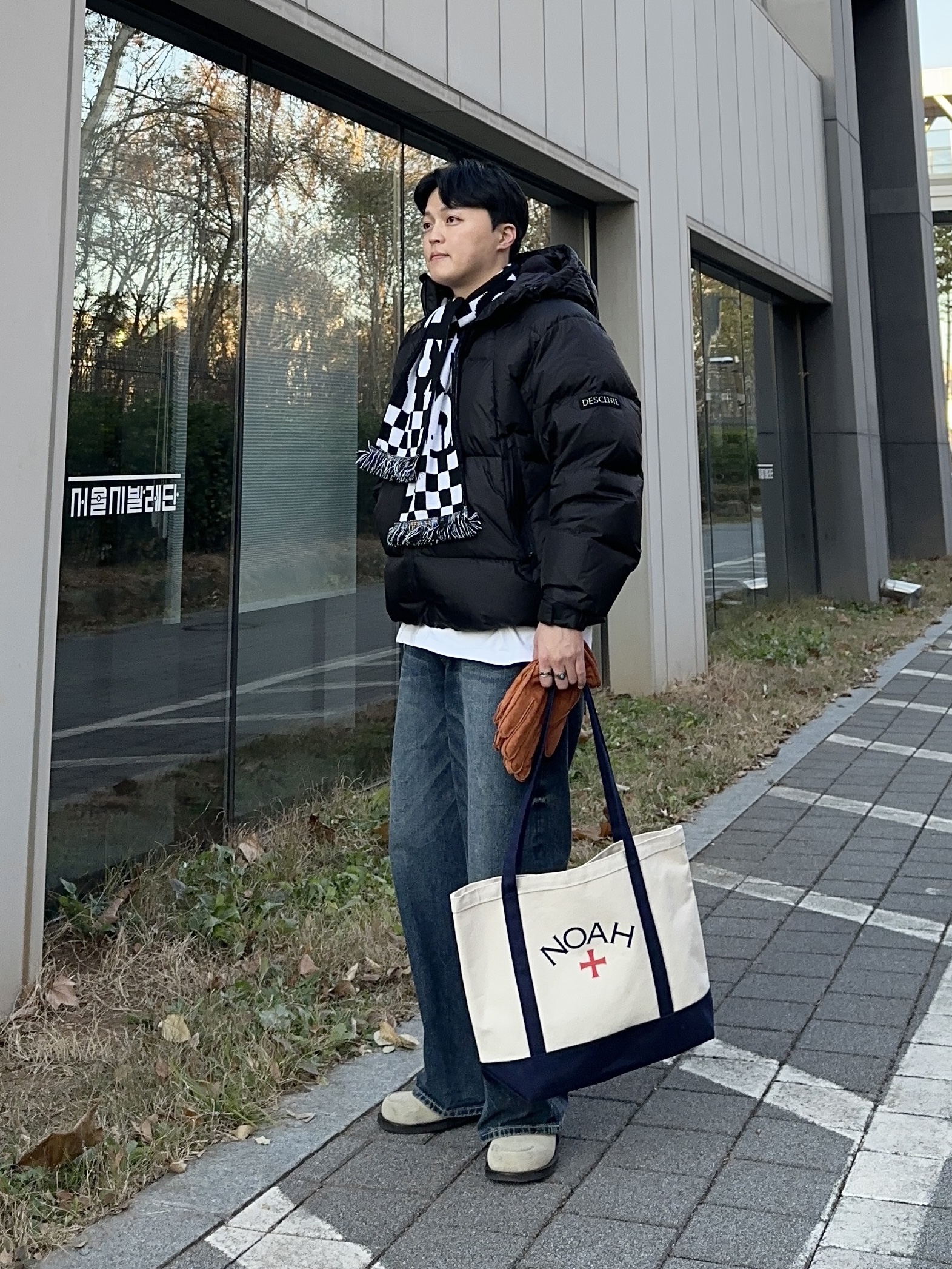 CDG Logo Check Muffler White Black 착용 스타일 - 1