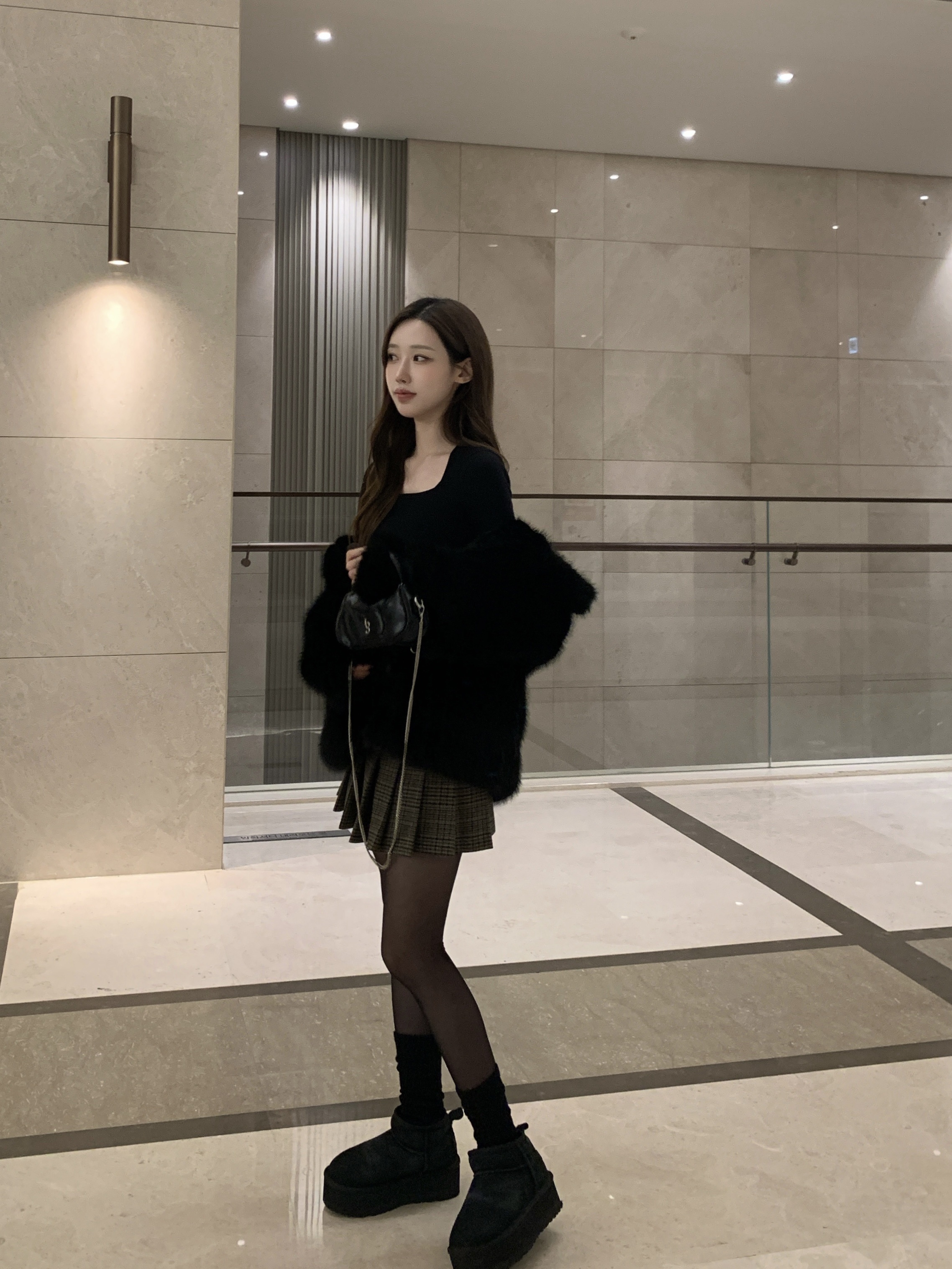 (W) UGG Classic Ultra Mini Platform Boots Black 착용 스타일