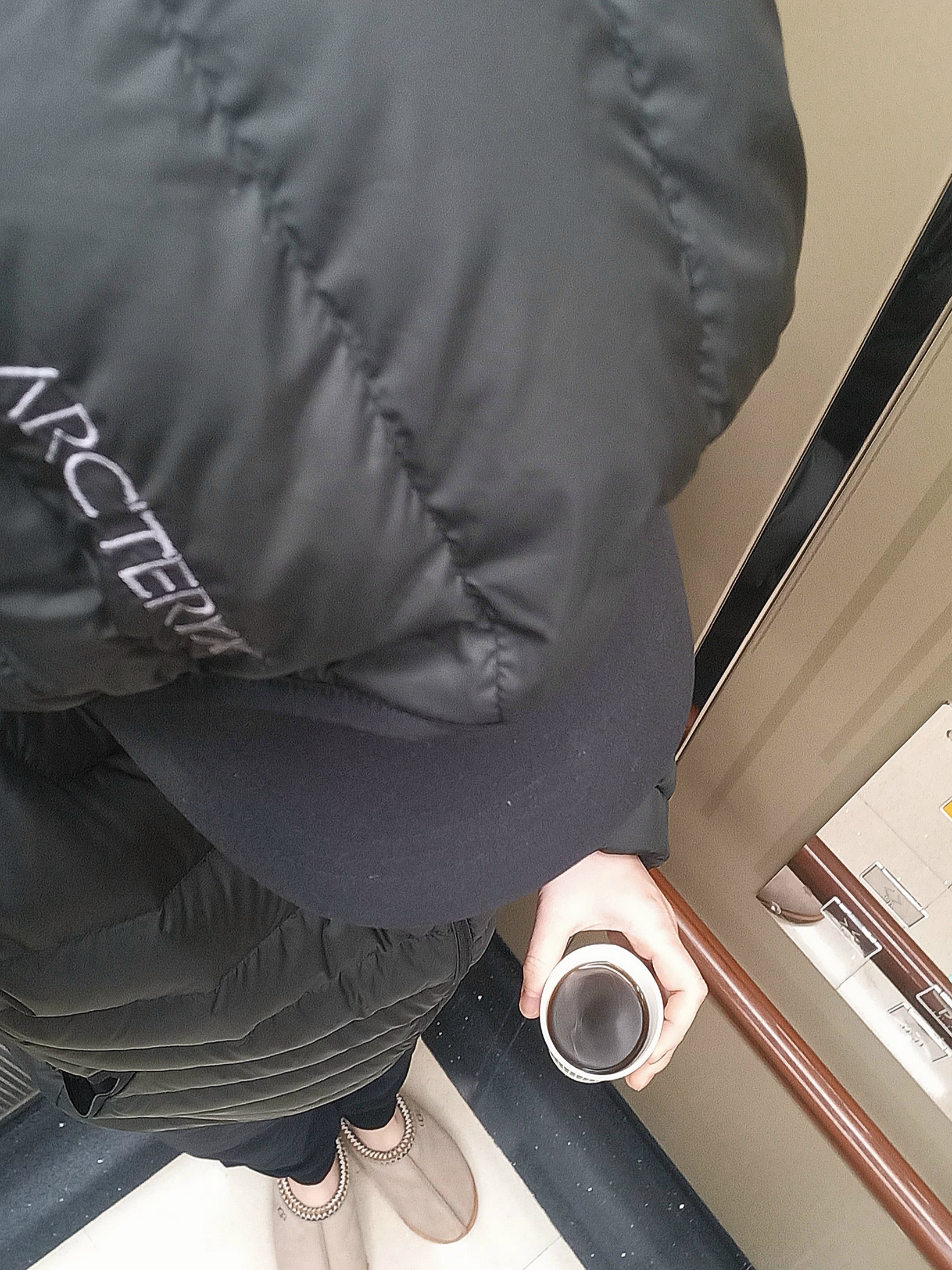 Arc'teryx Cerium Hoody Black, UGG Tasman Slipper Chestnut 착용 스타일 - 4
