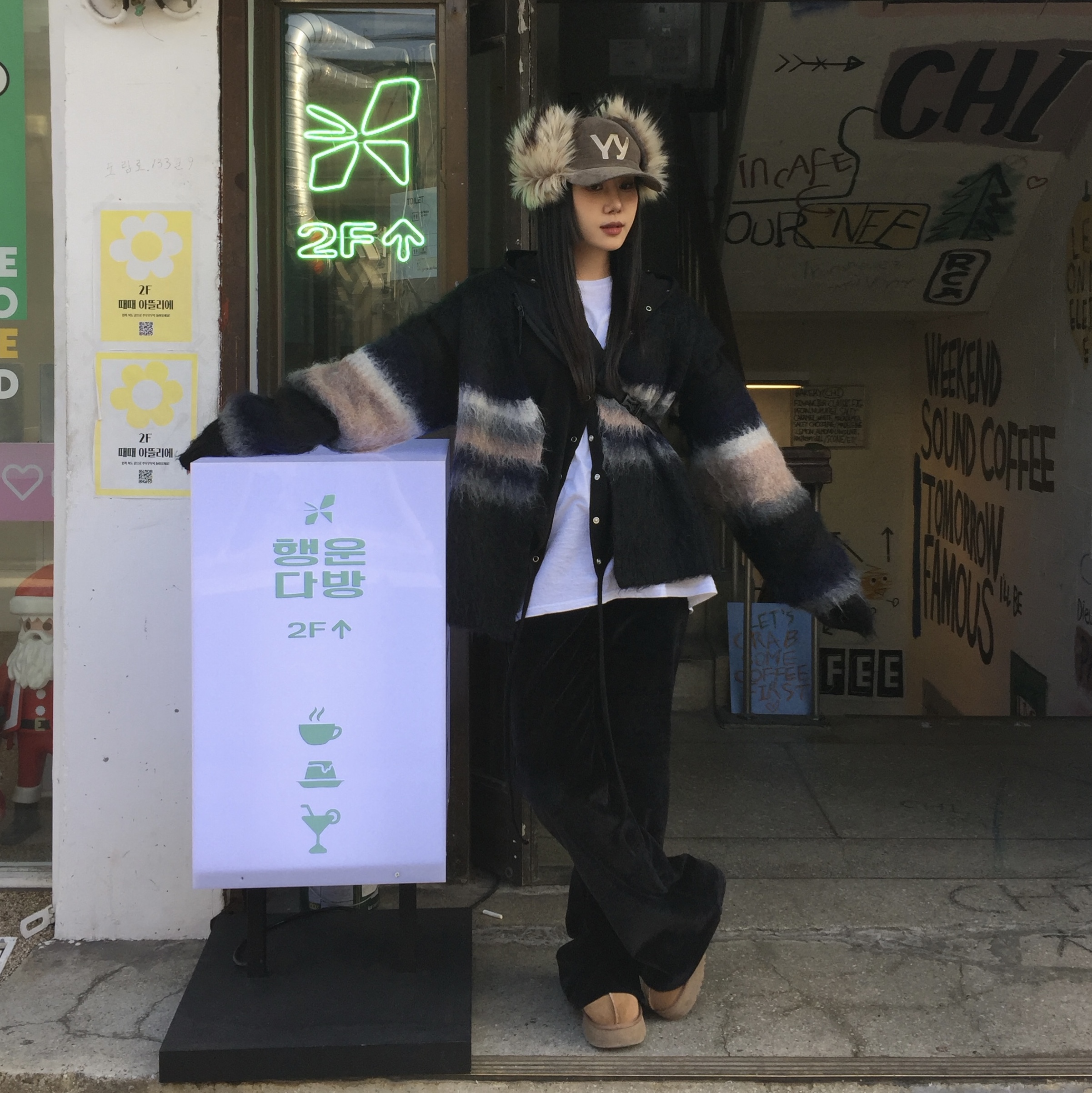 Open Yy Faux Fur Corduroy Earflap Cap Khaki, (W) UGG Tazz Slipper Chestnut 착용 스타일 - 1
