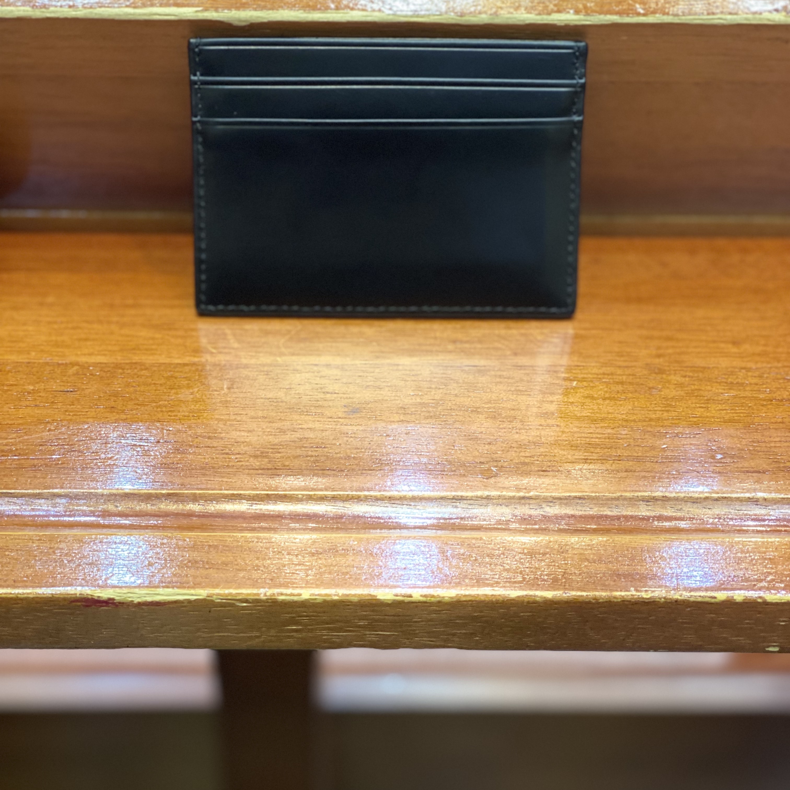 Matin Kim Vintage Card Wallet Black 착용 스타일