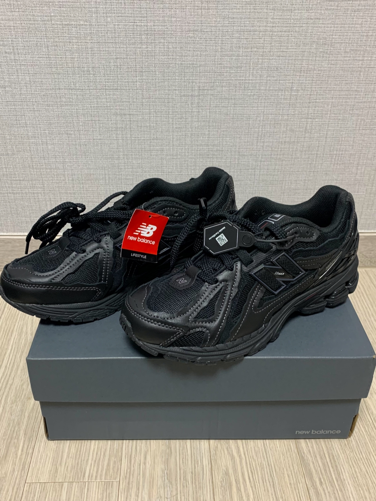 New Balance 1906D Protection Pack Black Silver Metallic 착용 스타일