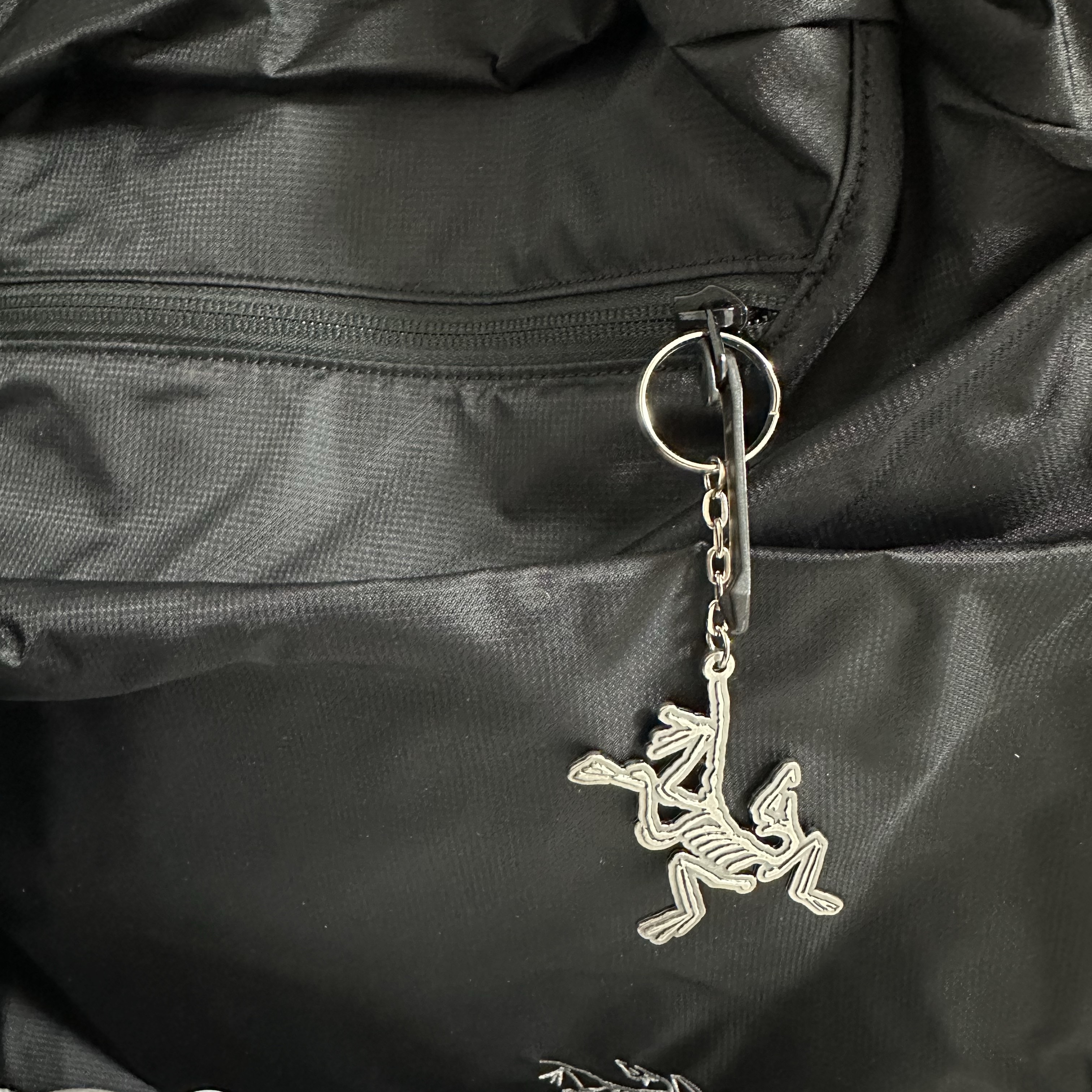 Arc'teryx Heliad 12 Tote Black, Arc'teryx Keyring Metal 착용 스타일